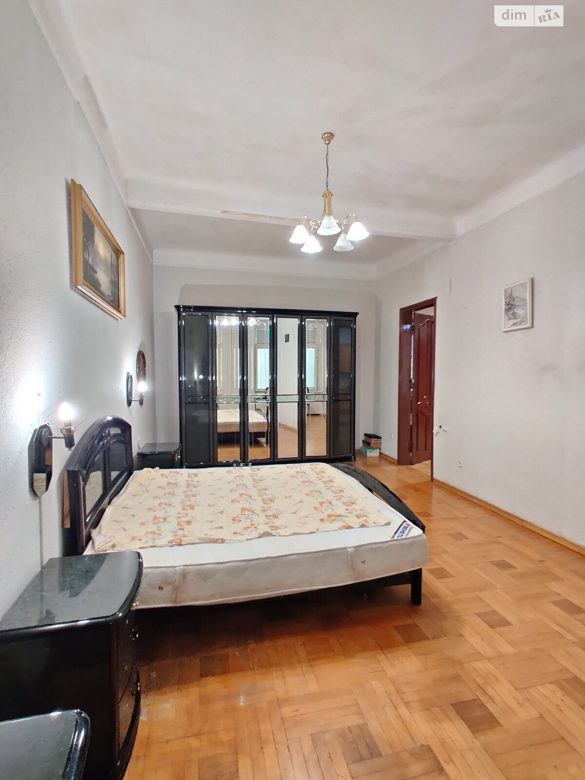 четырехкомнатная квартира в Днепре, район Центр, на ул. Лазаря Глобы 13 в аренду на долгий срок помесячно фото 1 четырехкомнатная квартира в Днепре, район Центр, на ул. Лазаря Глобы 13 в аренду на долгий срок помесячно фото 1