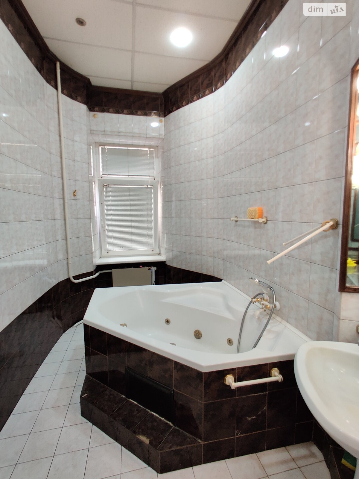 четырехкомнатная квартира в Днепре, район Центр, на ул. Лазаря Глобы 13 в аренду на долгий срок помесячно фото 1 четырехкомнатная квартира в Днепре, район Центр, на ул. Лазаря Глобы 13 в аренду на долгий срок помесячно фото 1