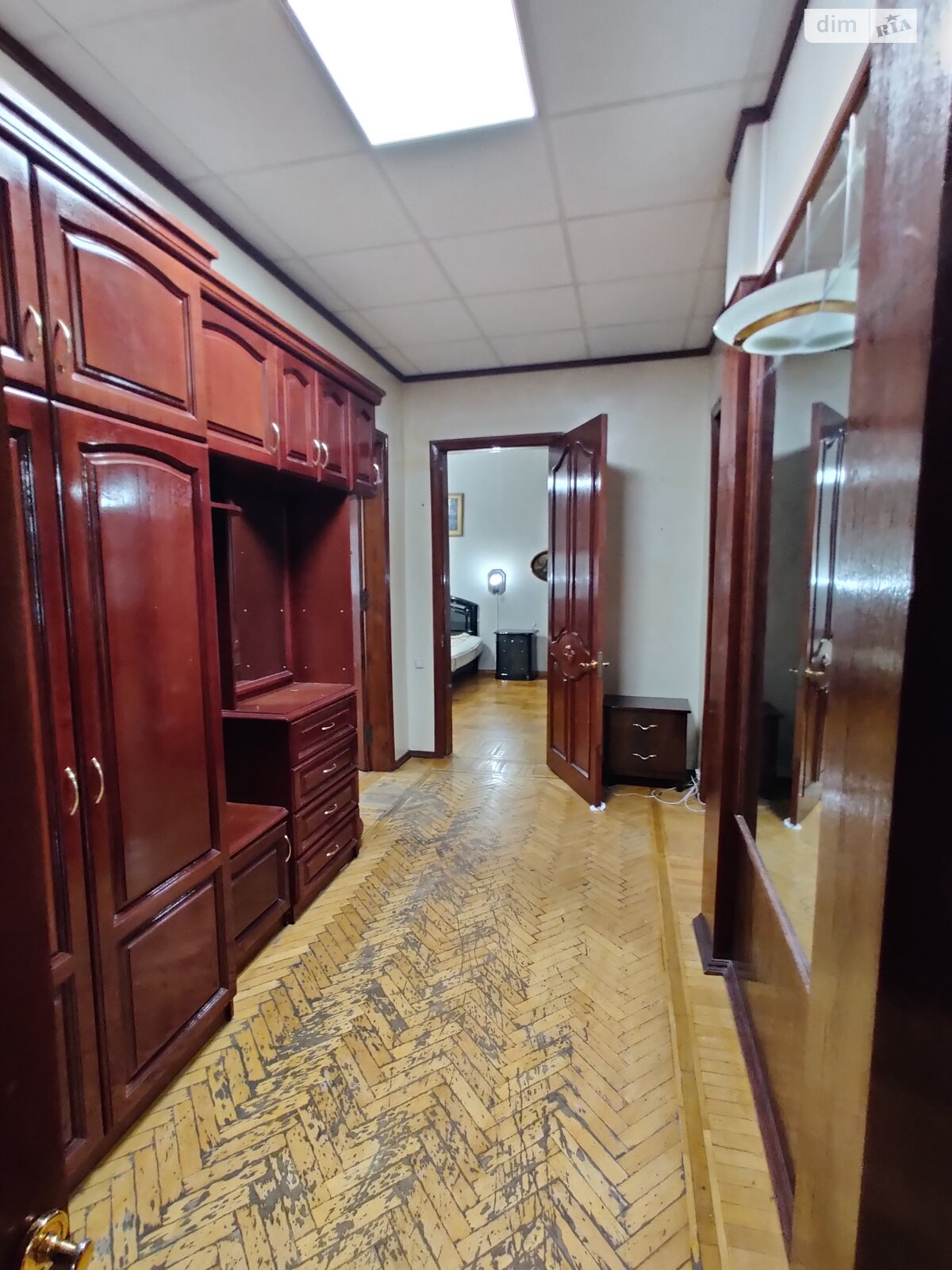 четырехкомнатная квартира в Днепре, район Центр, на ул. Лазаря Глобы 13 в аренду на долгий срок помесячно фото 1 четырехкомнатная квартира в Днепре, район Центр, на ул. Лазаря Глобы 13 в аренду на долгий срок помесячно фото 1