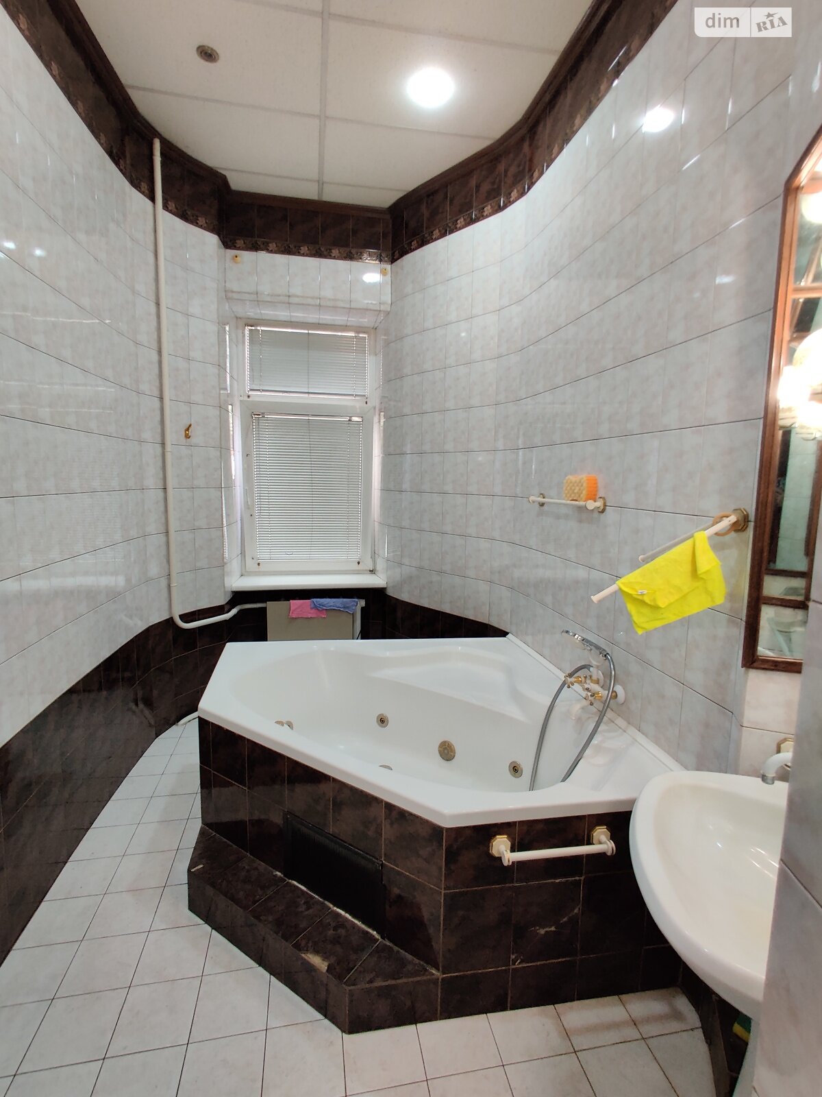 четырехкомнатная квартира в Днепре, район Центр, на ул. Лазаря Глобы 13 в аренду на долгий срок помесячно фото 1 четырехкомнатная квартира в Днепре, район Центр, на ул. Лазаря Глобы 13 в аренду на долгий срок помесячно фото 1