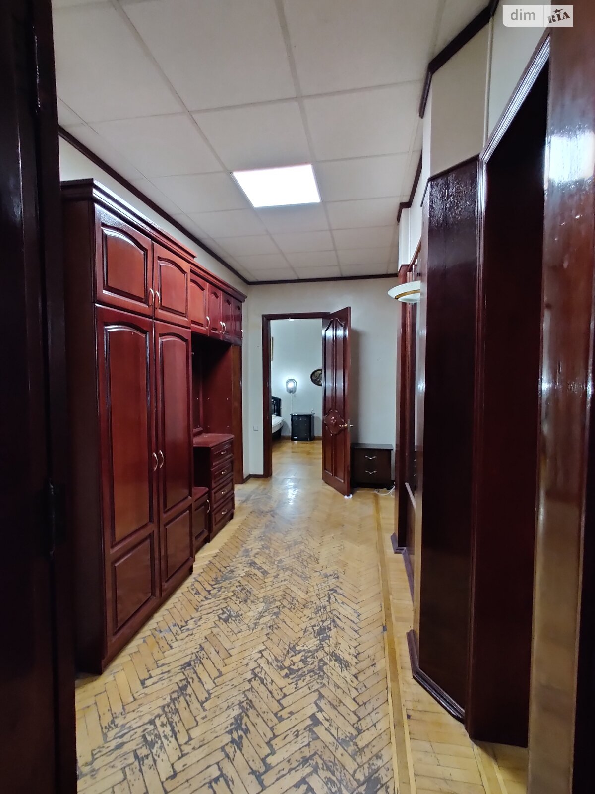 четырехкомнатная квартира в Днепре, район Центр, на ул. Лазаря Глобы 13 в аренду на долгий срок помесячно фото 1 четырехкомнатная квартира в Днепре, район Центр, на ул. Лазаря Глобы 13 в аренду на долгий срок помесячно фото 1