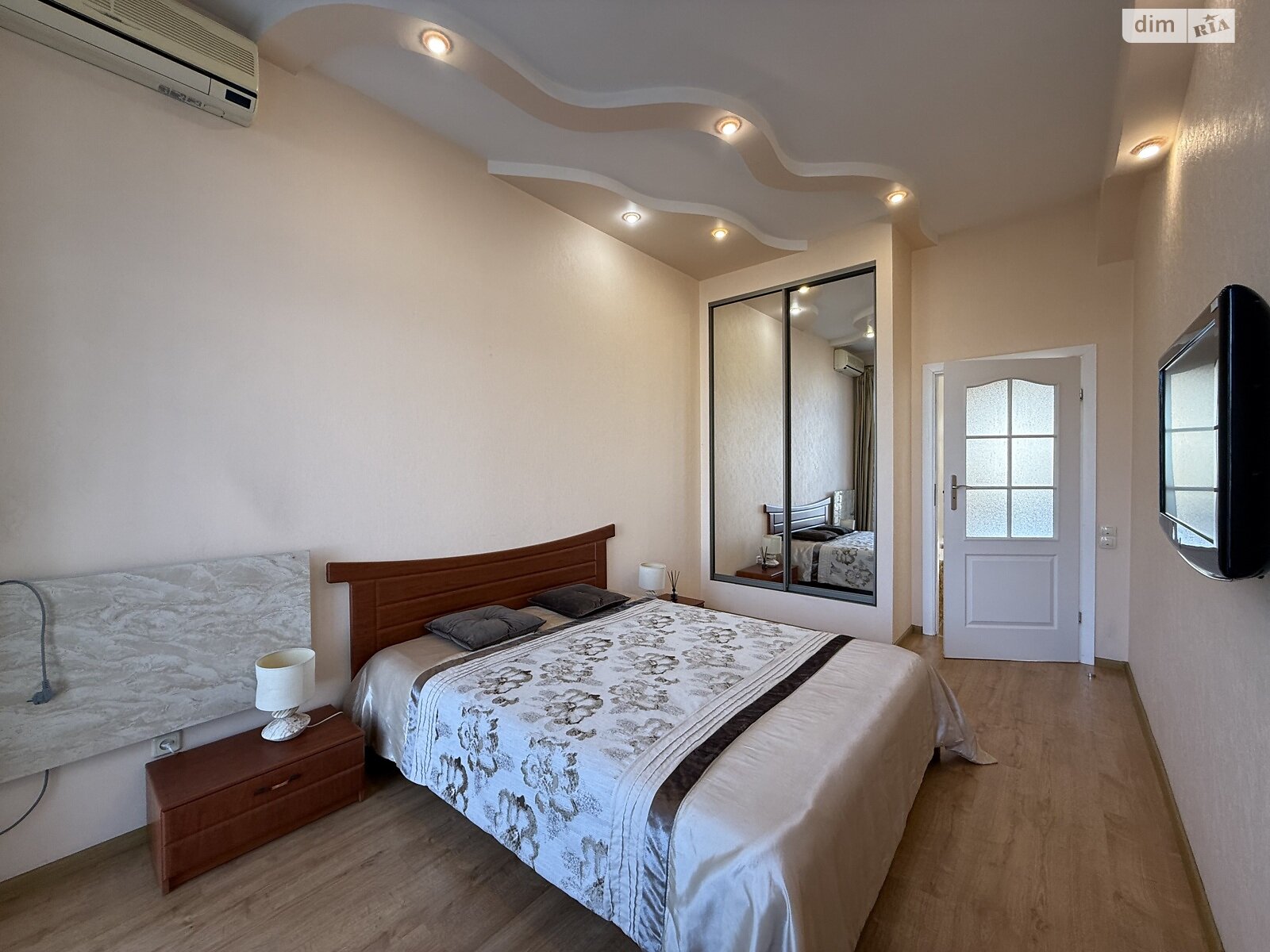 двухкомнатная квартира в Днепре, район Центр, на просп. Яворницкого Дмитрия 53А в аренду на долгий срок помесячно фото 1 двухкомнатная квартира в Днепре, район Центр, на просп. Яворницкого Дмитрия 53А в аренду на долгий срок помесячно фото 1