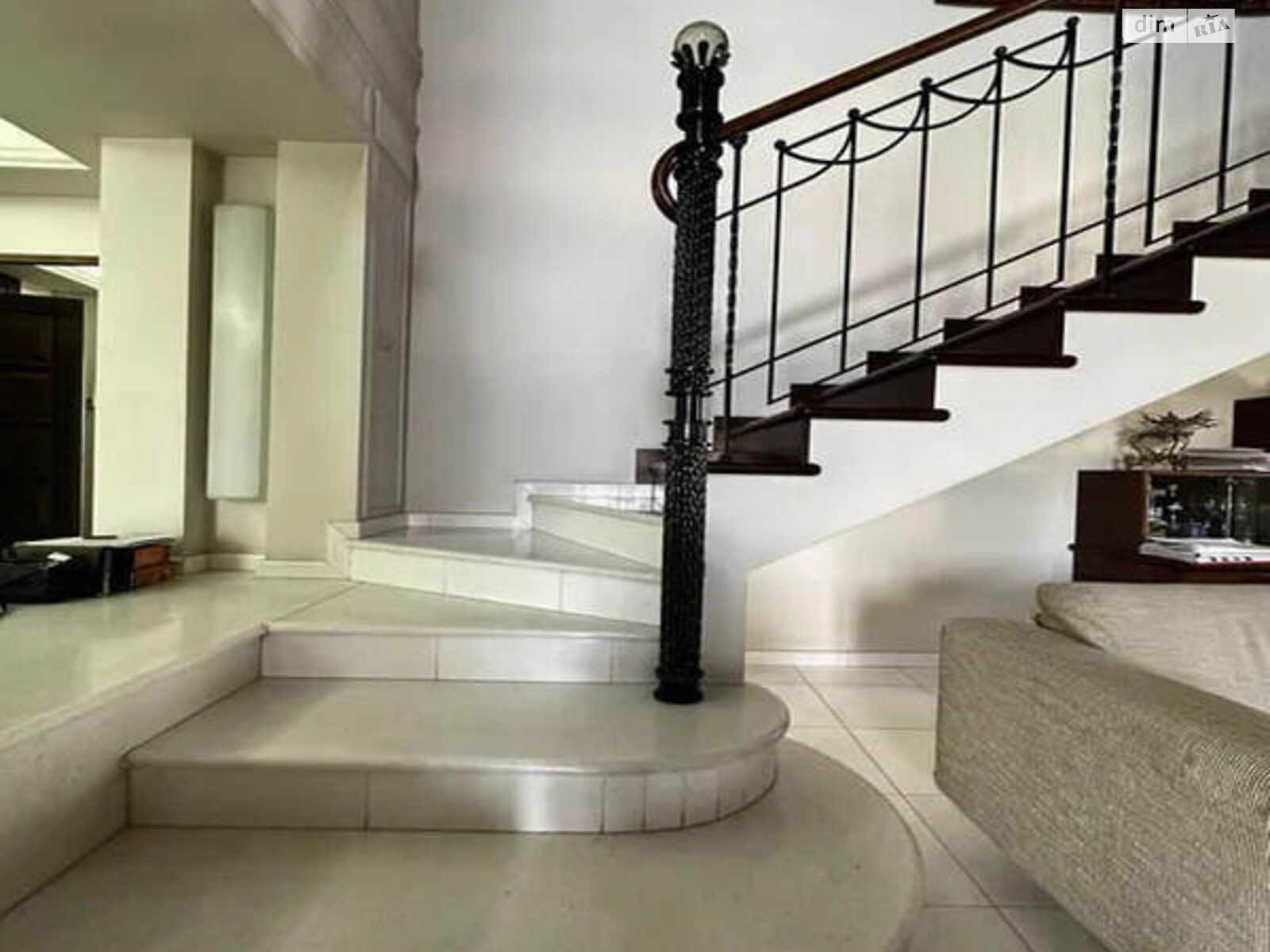 трехкомнатная квартира в Днепре, район Центральный Холм, на ул. Сикорского Игоря 43 в аренду на долгий срок помесячно фото 1