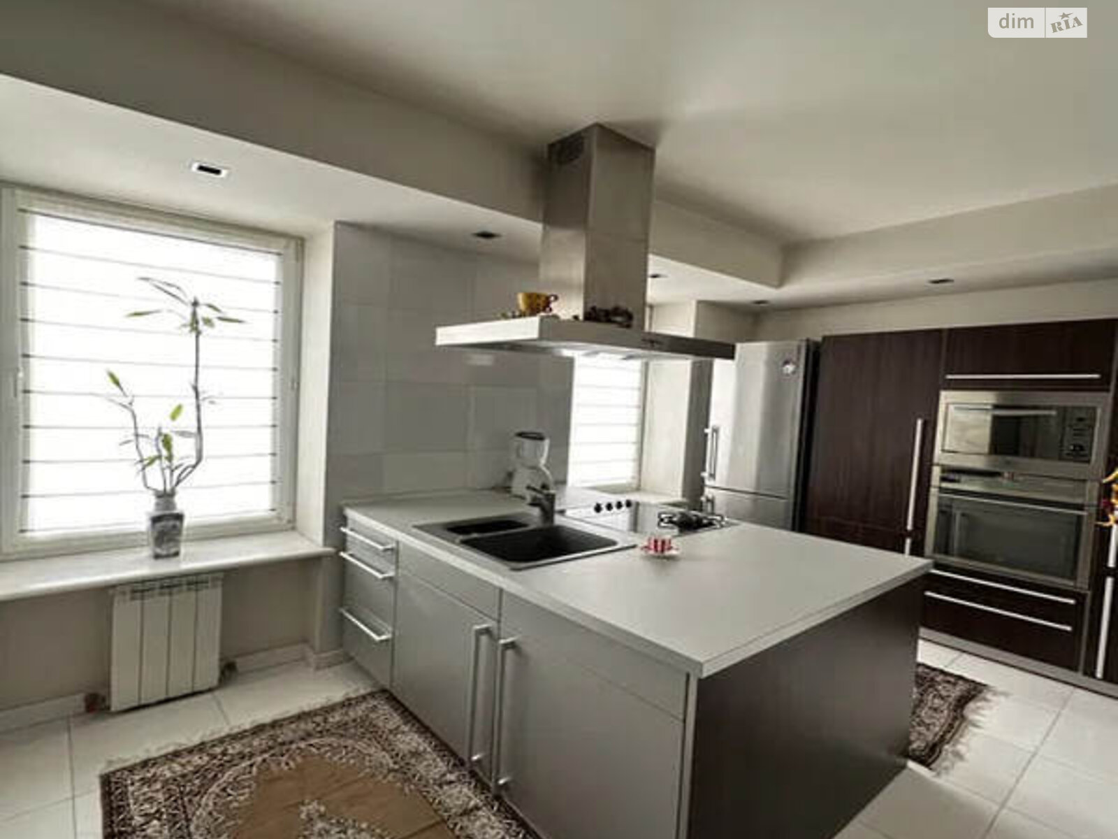 трехкомнатная квартира в Днепре, район Центральный Холм, на ул. Сикорского Игоря 43 в аренду на долгий срок помесячно фото 1