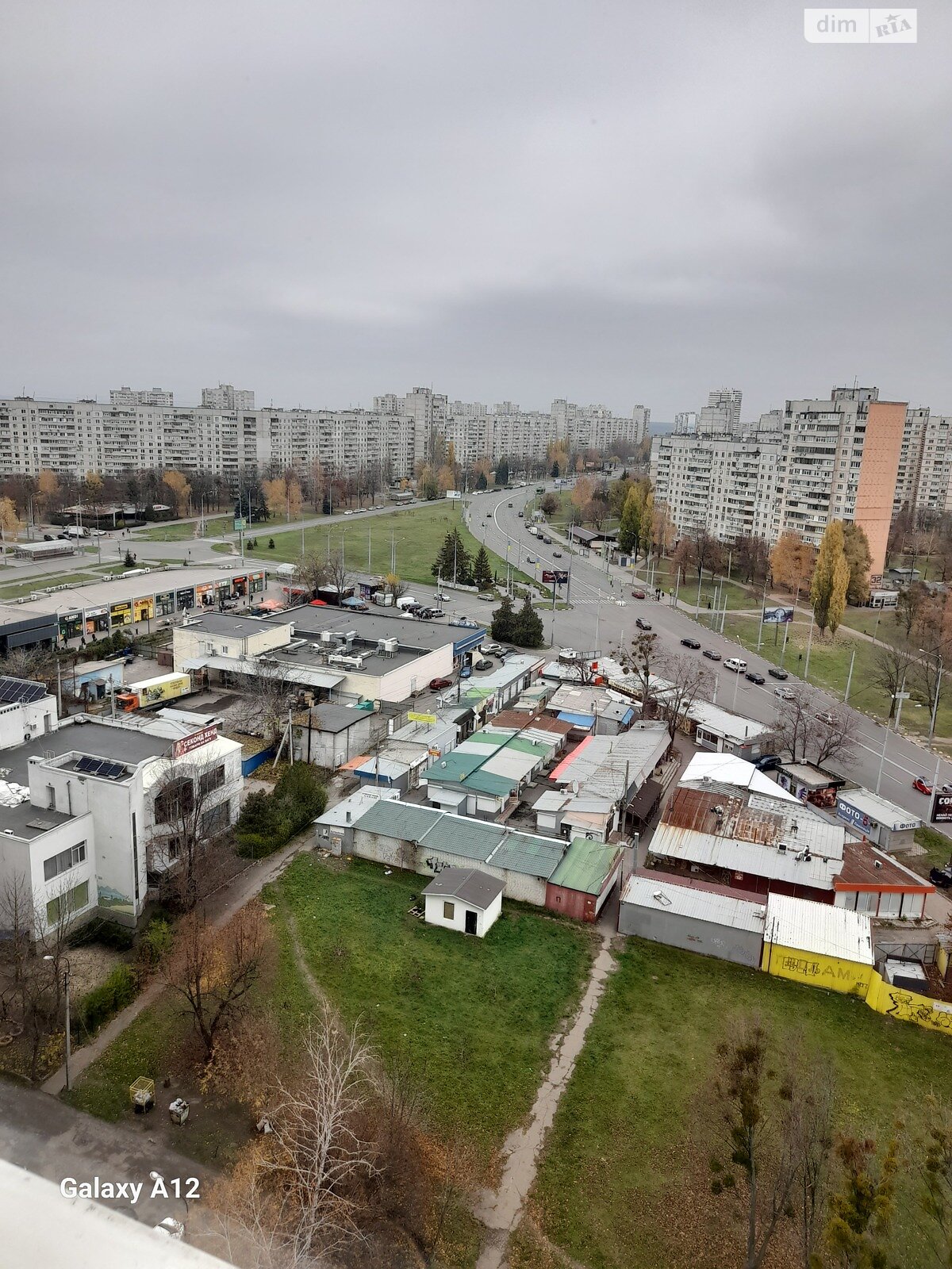 трехкомнатная квартира в Харькове, район 335-ый микрорайон, на ул. Энвера Ахсарова 16, кв. 128 в аренду на долгий срок помесячно фото 1
