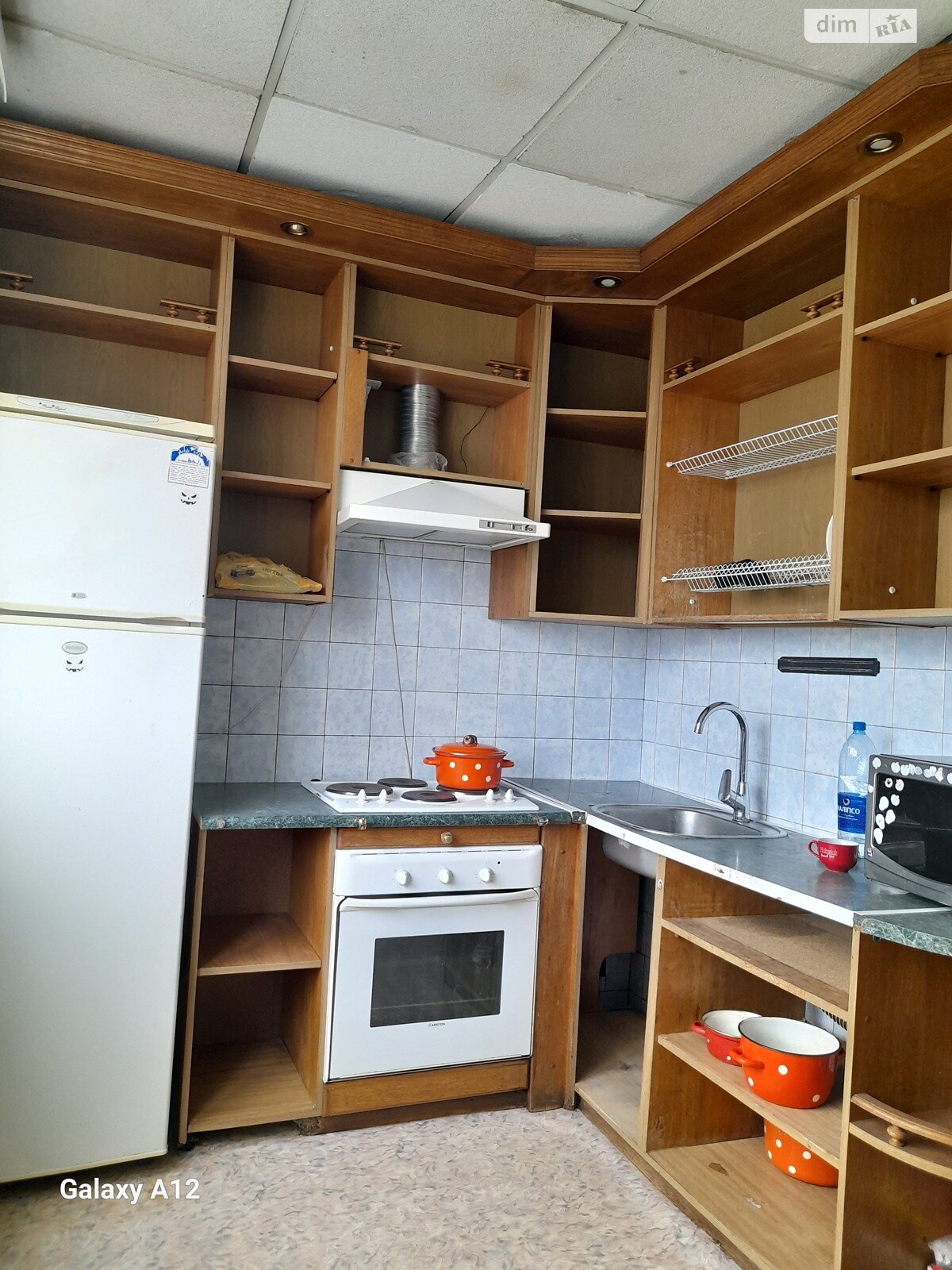 трехкомнатная квартира в Харькове, район 335-ый микрорайон, на ул. Энвера Ахсарова 16, кв. 128 в аренду на долгий срок помесячно фото 1