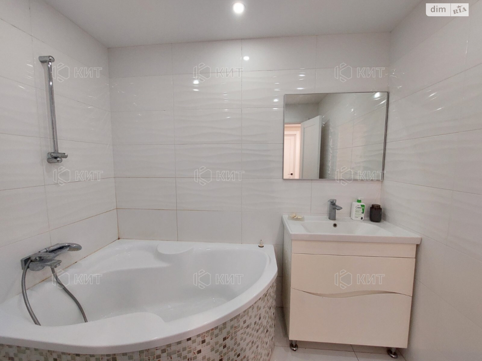 трехкомнатная квартира в Харькове, район Новые Дома, на ул. Мельникова Василия 8 в аренду на долгий срок помесячно фото 1