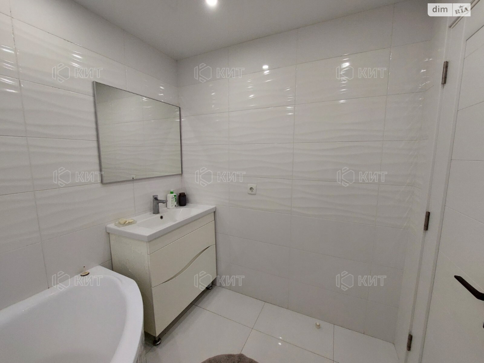 трехкомнатная квартира в Харькове, район Новые Дома, на ул. Мельникова Василия 8 в аренду на долгий срок помесячно фото 1