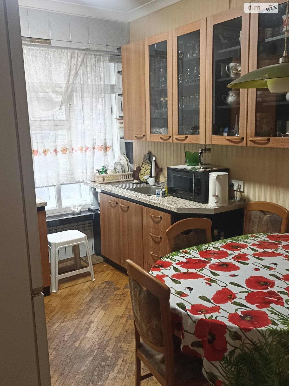 трикімнатна квартира з меблями в Харкові, район Основ’янський, на майд. Захисників України 1 в довготривалу оренду помісячно фото 1