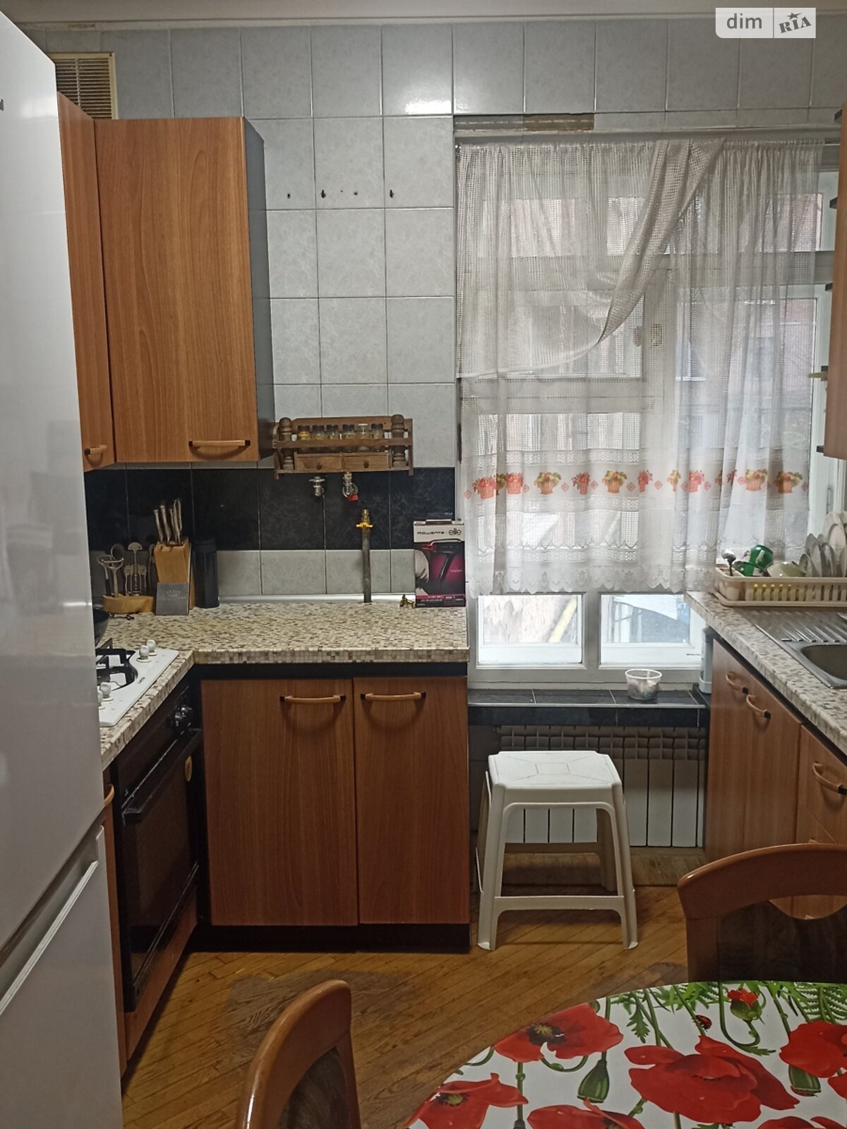 трикімнатна квартира з меблями в Харкові, район Основ’янський, на майд. Захисників України 1 в довготривалу оренду помісячно фото 1