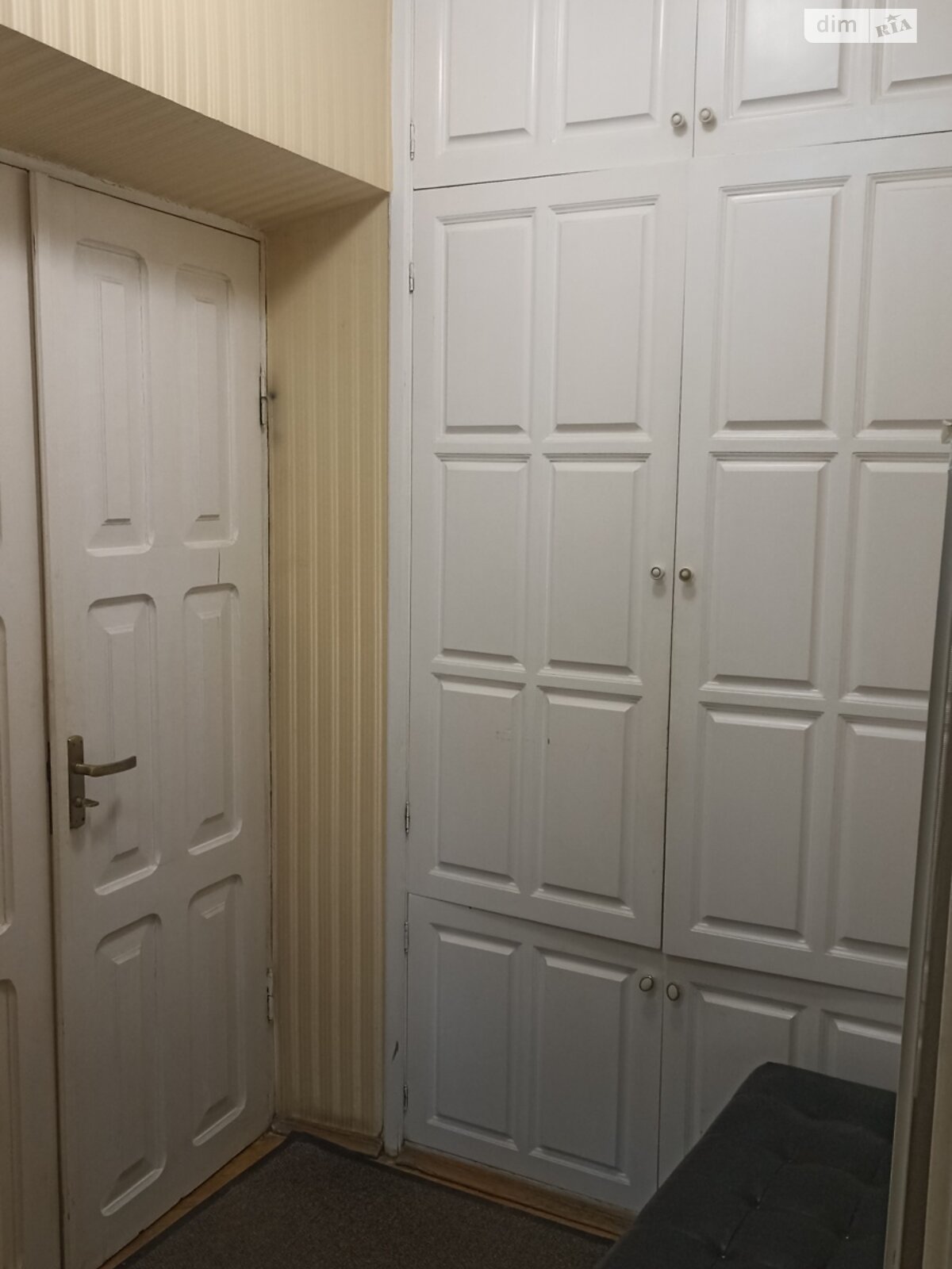 трикімнатна квартира з меблями в Харкові, район Основ’янський, на майд. Захисників України 1 в довготривалу оренду помісячно фото 1