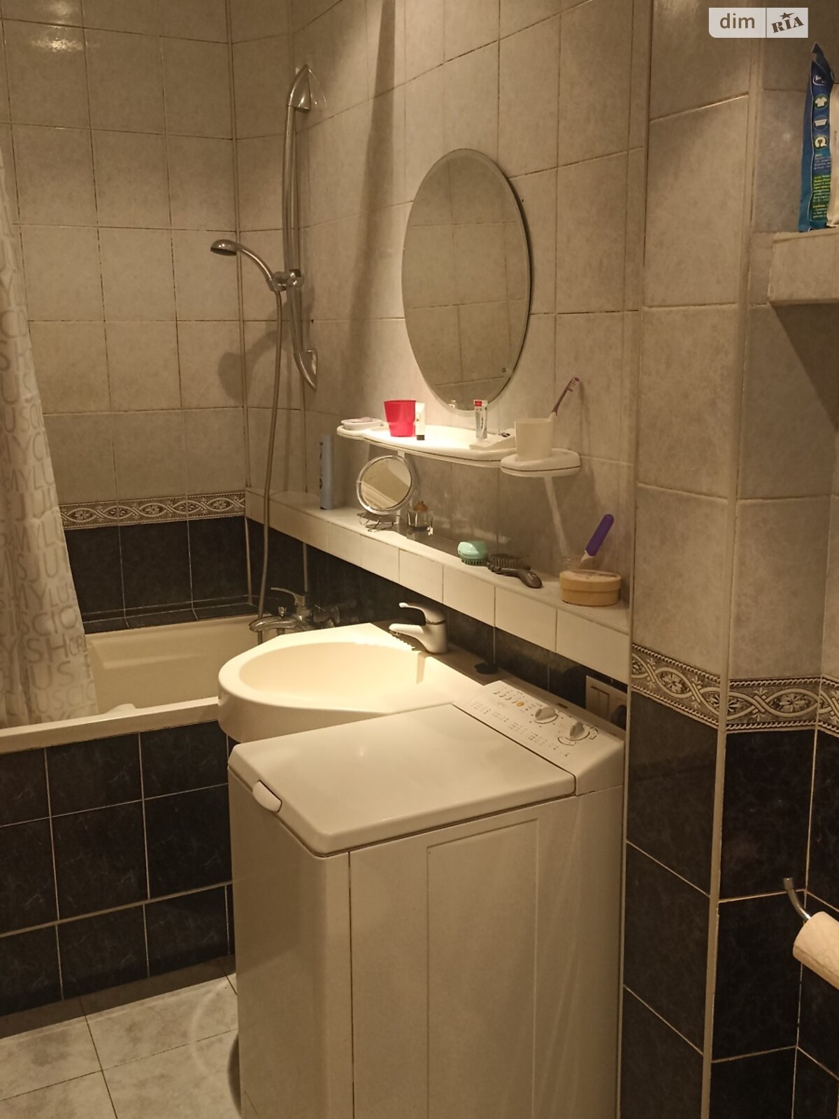 трикімнатна квартира з меблями в Харкові, район Основ’янський, на майд. Захисників України 1 в довготривалу оренду помісячно фото 1