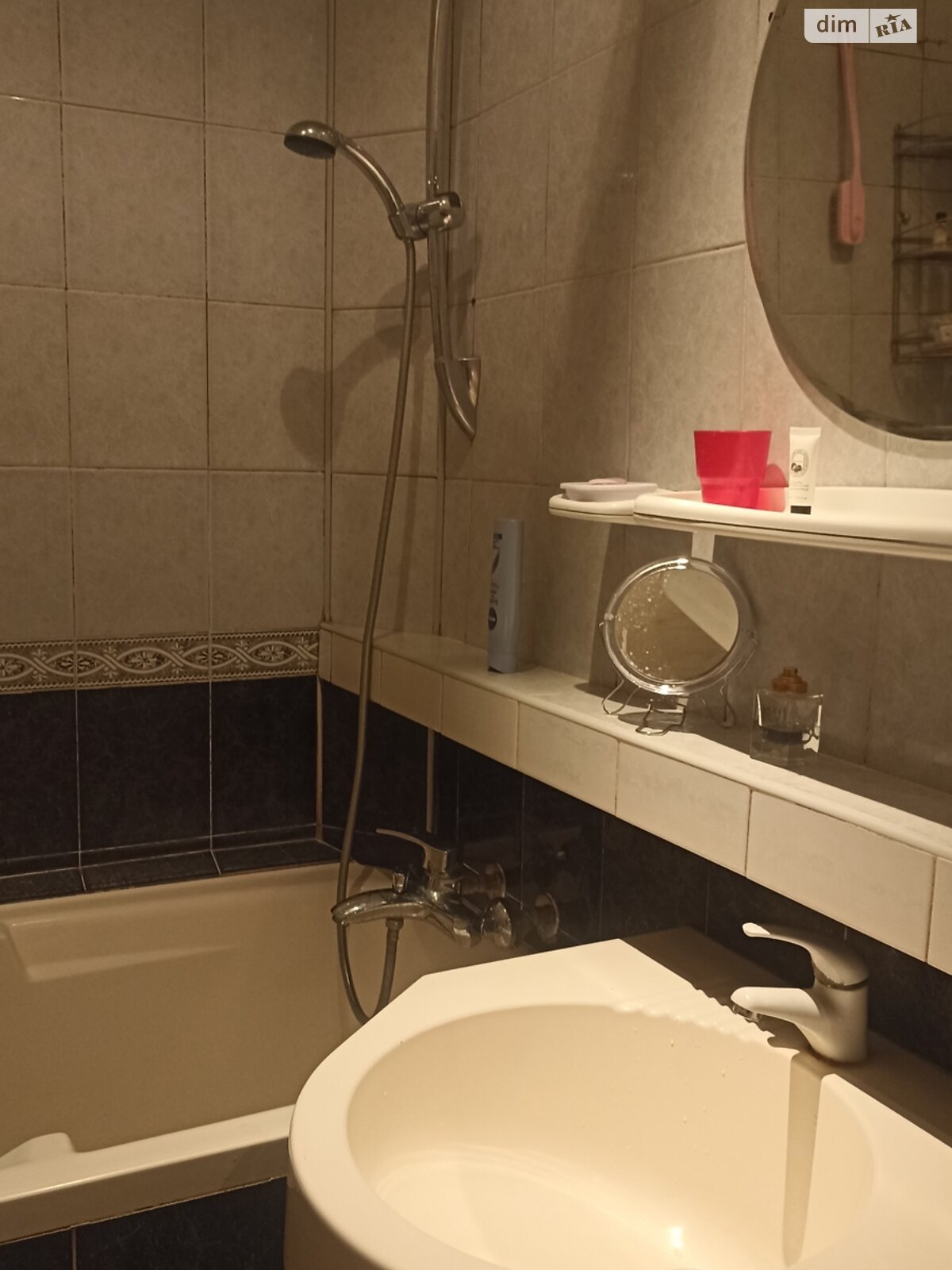 трикімнатна квартира з меблями в Харкові, район Основ’янський, на майд. Захисників України 1 в довготривалу оренду помісячно фото 1