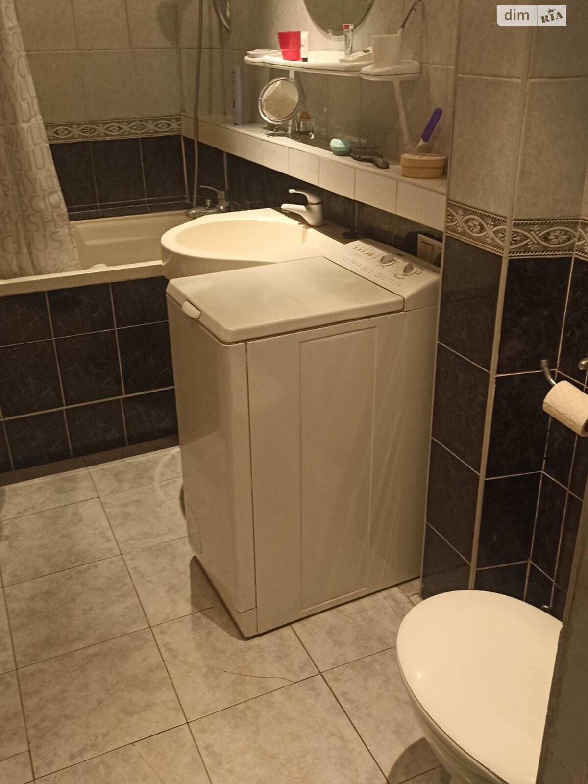 трикімнатна квартира з меблями в Харкові, район Основ’янський, на майд. Захисників України 1 в довготривалу оренду помісячно фото 1