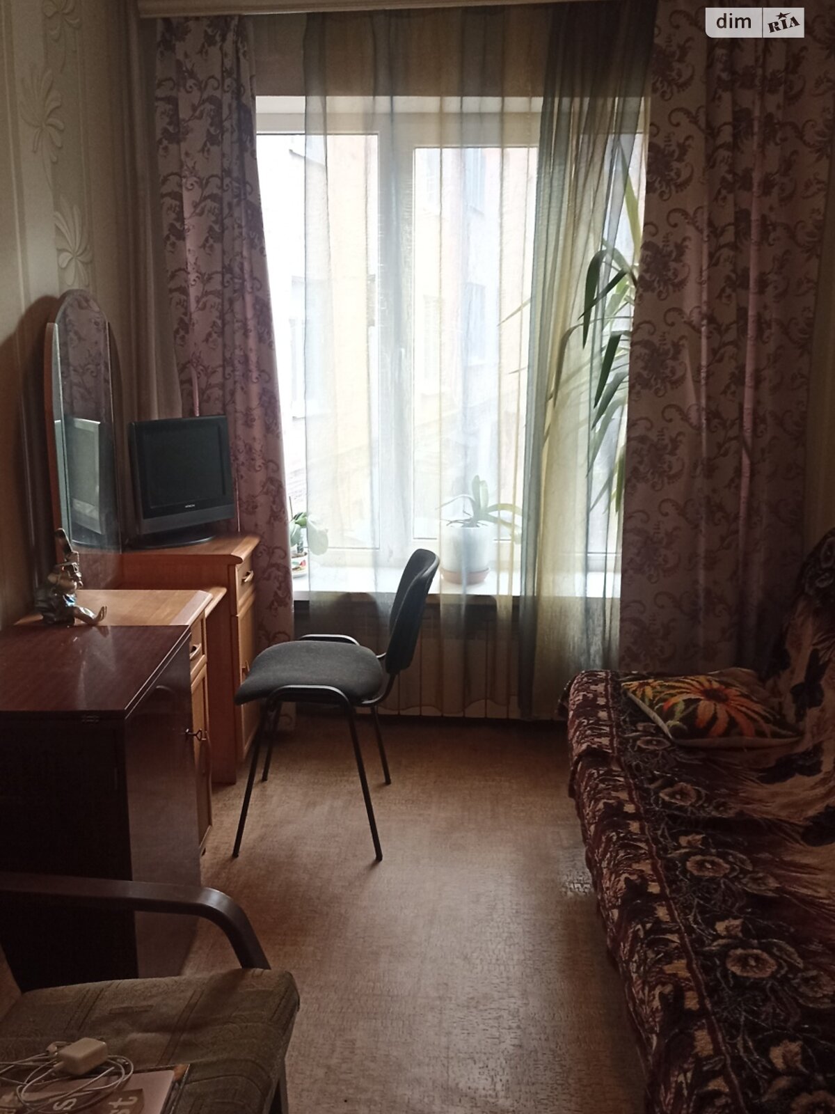 трикімнатна квартира з меблями в Харкові, район Основ’янський, на майд. Захисників України 1 в довготривалу оренду помісячно фото 1