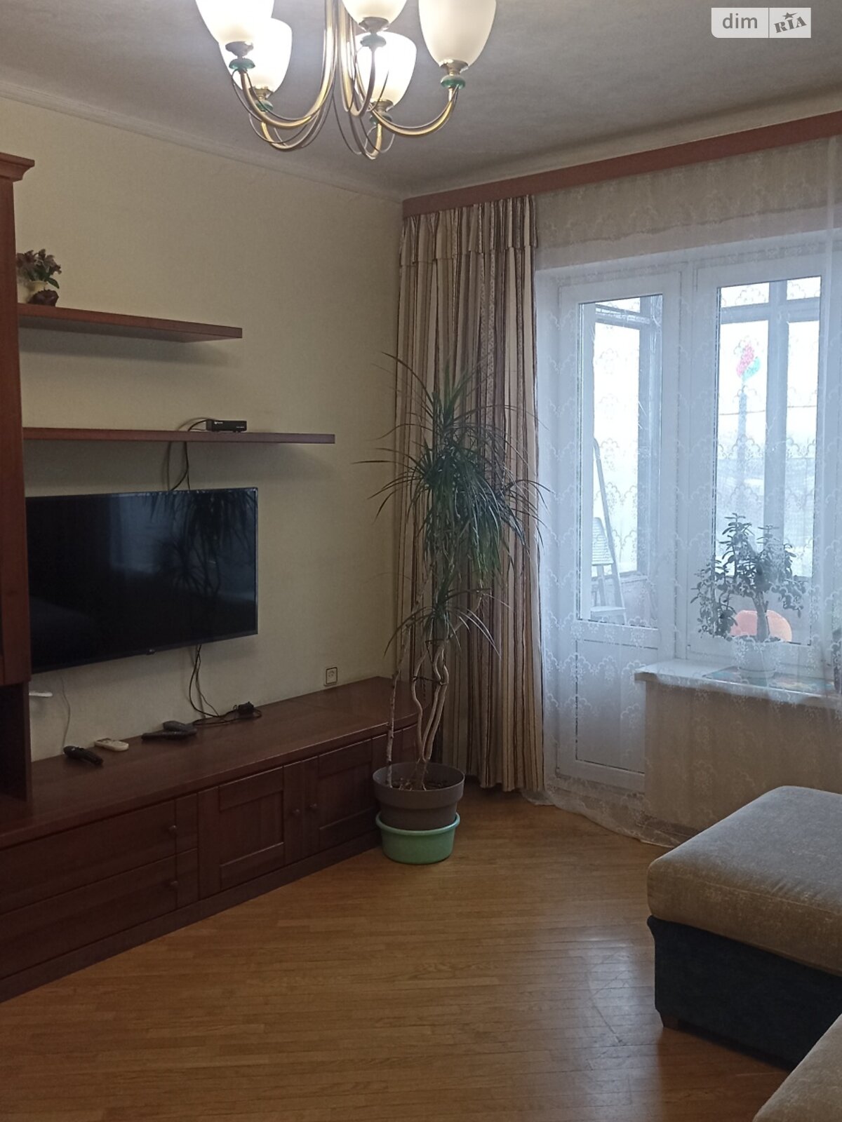 трикімнатна квартира з меблями в Харкові, район Основ’янський, на майд. Захисників України 1 в довготривалу оренду помісячно фото 1