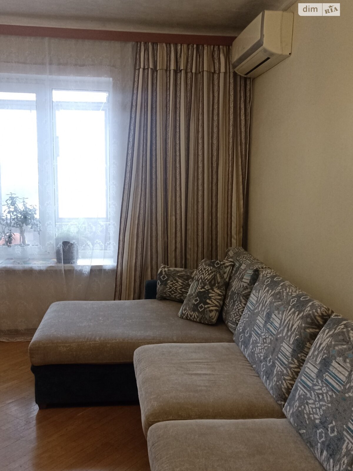 трикімнатна квартира з меблями в Харкові, район Основ’янський, на майд. Захисників України 1 в довготривалу оренду помісячно фото 1