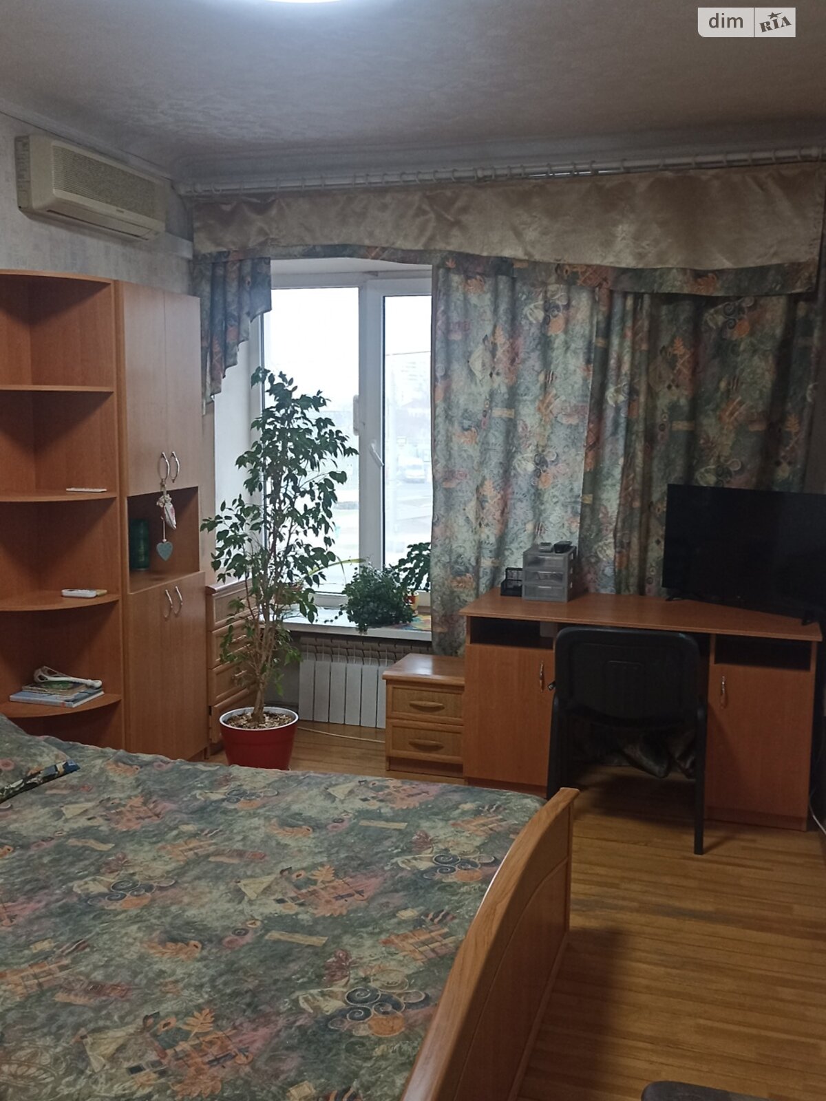 трикімнатна квартира з меблями в Харкові, район Основ’янський, на майд. Захисників України 1 в довготривалу оренду помісячно фото 1