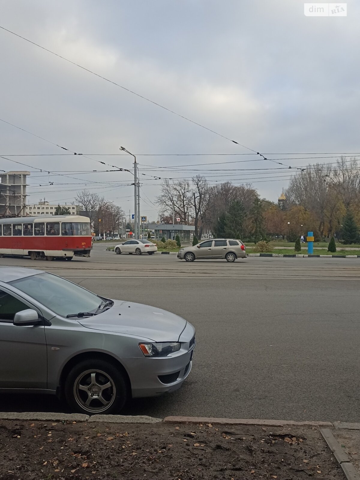 трикімнатна квартира з меблями в Харкові, район Основ’янський, на майд. Захисників України 1 в довготривалу оренду помісячно фото 1