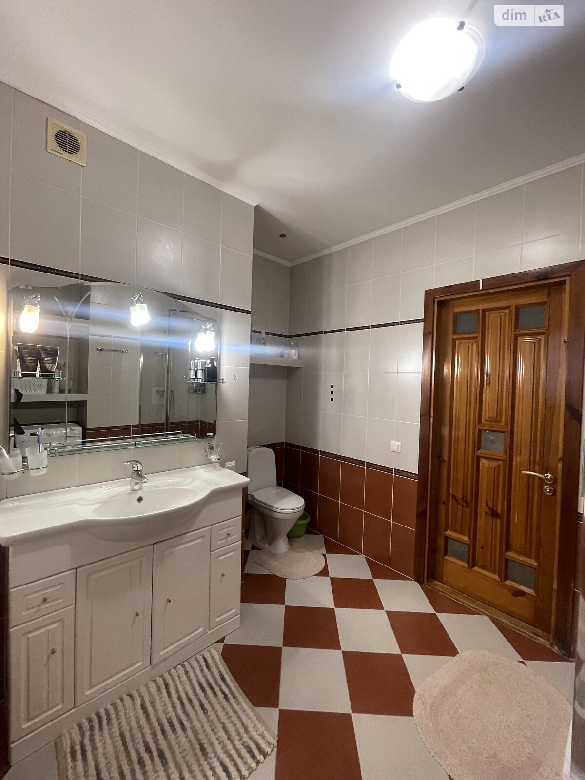 трехкомнатная квартира в Хмельницком, район Центр, на ул. Парковая 6/2 в аренду на долгий срок помесячно фото 1 трехкомнатная квартира в Хмельницком, район Центр, на ул. Парковая 6/2 в аренду на долгий срок помесячно фото 1