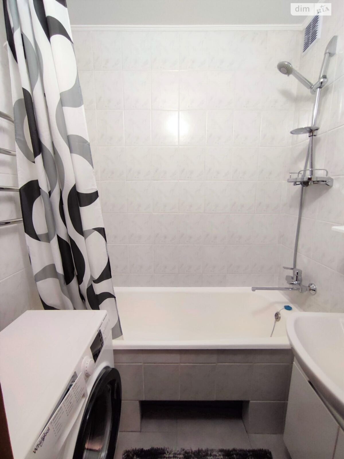 трехкомнатная квартира в Хмельницком, район Центр, на ул. Трембовецкой Марии 3 в аренду на долгий срок помесячно фото 1