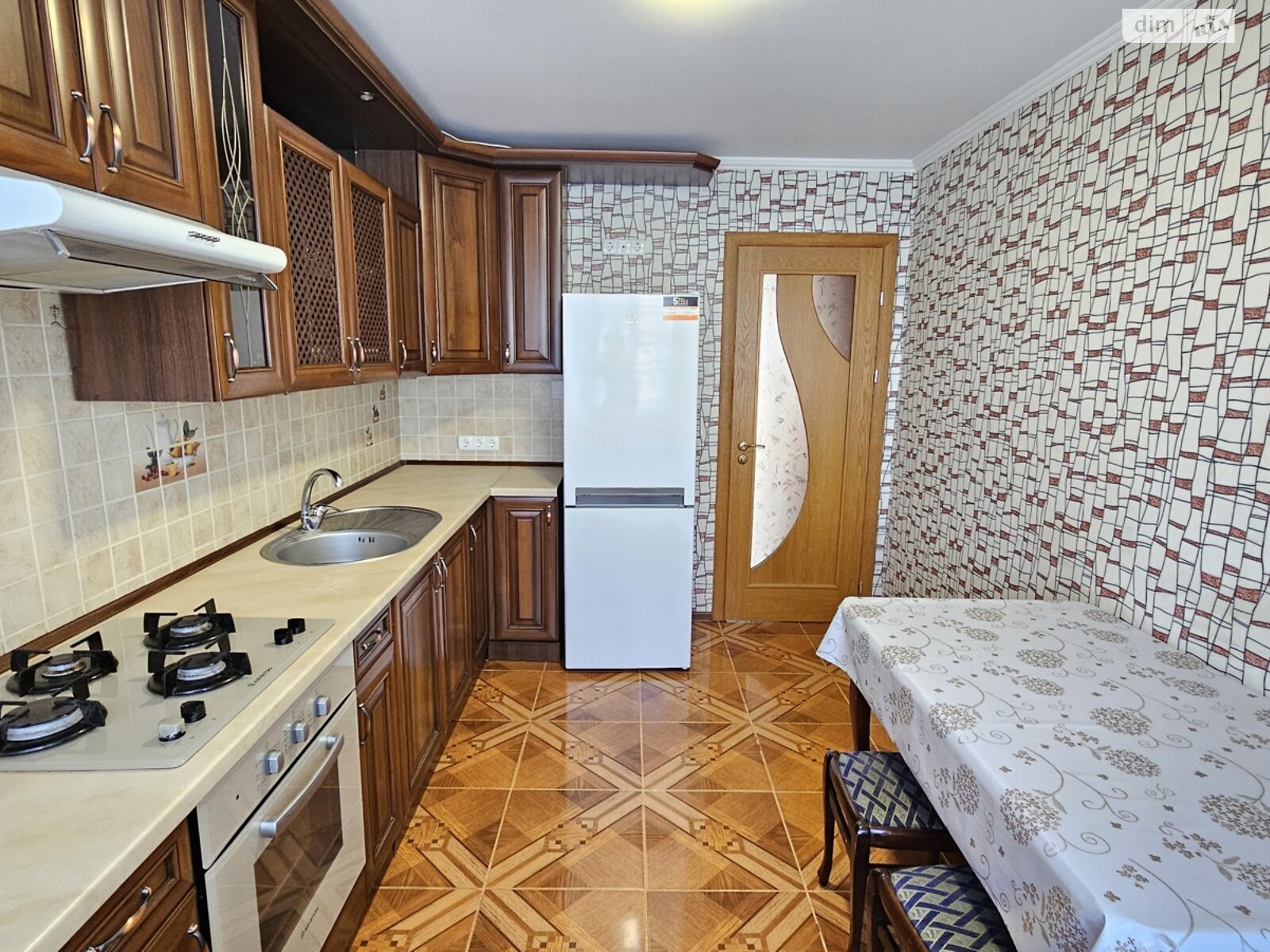 трикімнатна квартира в Хмельницькому, район Виставка, на вул. Коновальця Євгена, кв. 24 в довготривалу оренду помісячно фото 1 трикімнатна квартира в Хмельницькому, район Виставка, на вул. Коновальця Євгена, кв. 24 в довготривалу оренду помісячно фото 1