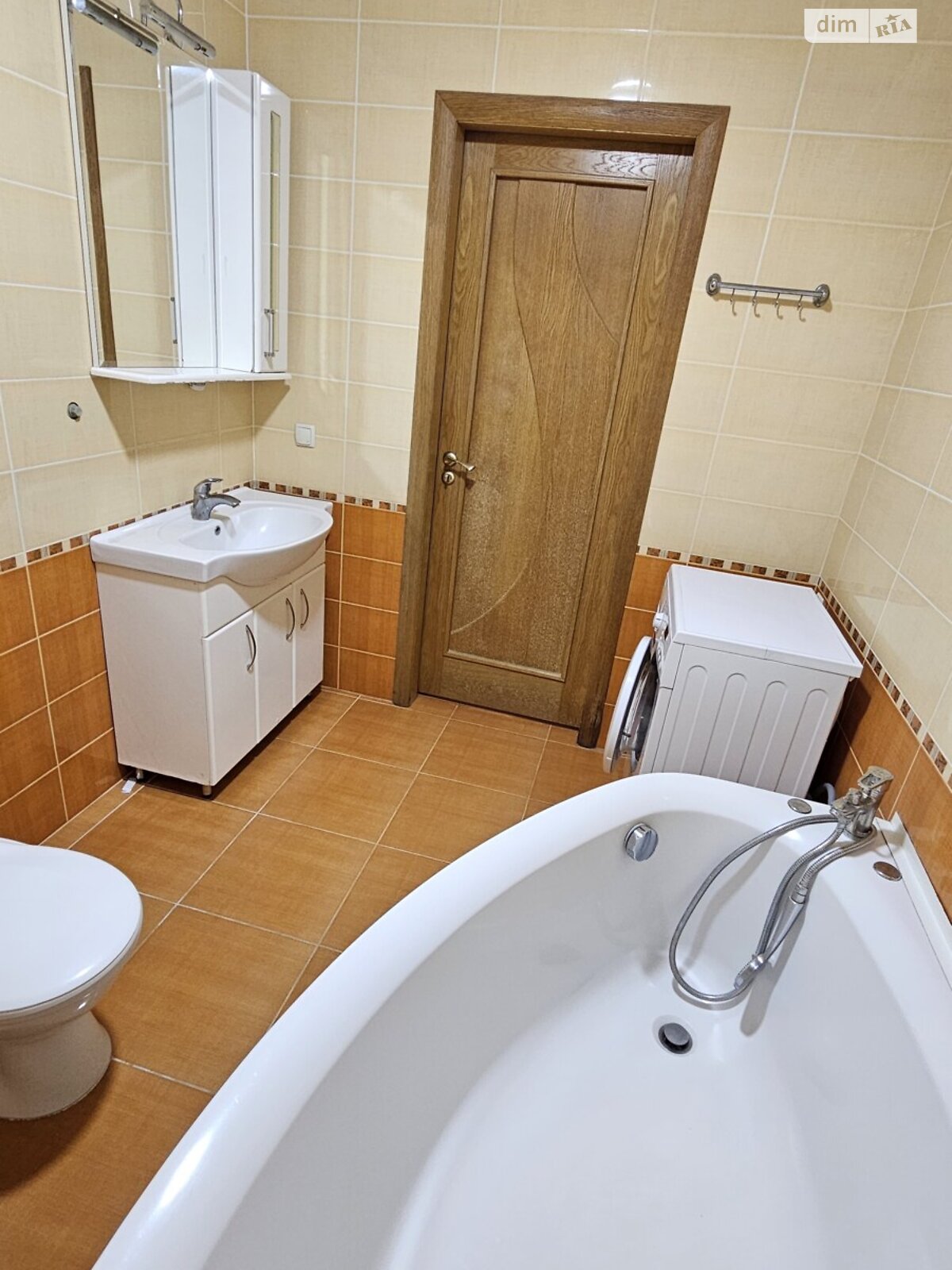 трикімнатна квартира в Хмельницькому, район Виставка, на вул. Коновальця Євгена, кв. 24 в довготривалу оренду помісячно фото 1 трикімнатна квартира в Хмельницькому, район Виставка, на вул. Коновальця Євгена, кв. 24 в довготривалу оренду помісячно фото 1