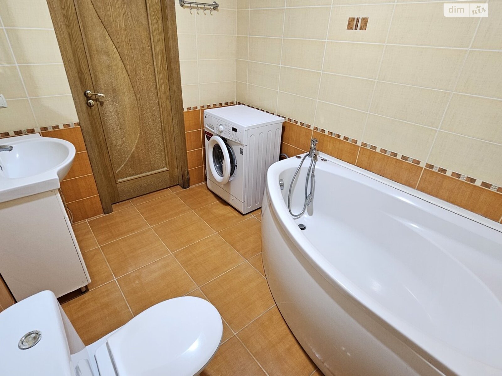 трикімнатна квартира в Хмельницькому, район Виставка, на вул. Коновальця Євгена, кв. 24 в довготривалу оренду помісячно фото 1 трикімнатна квартира в Хмельницькому, район Виставка, на вул. Коновальця Євгена, кв. 24 в довготривалу оренду помісячно фото 1