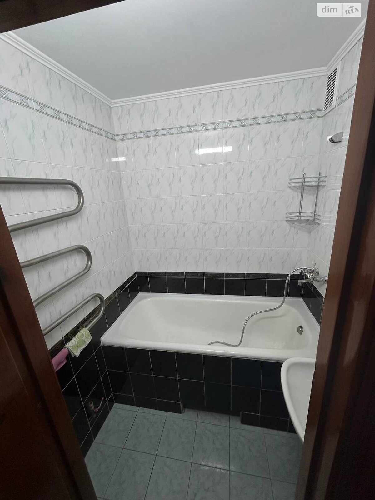 трикімнатна квартира в Хмельницькому, район Південно-Західний, на вул. Інститутська 3 в довготривалу оренду помісячно фото 1