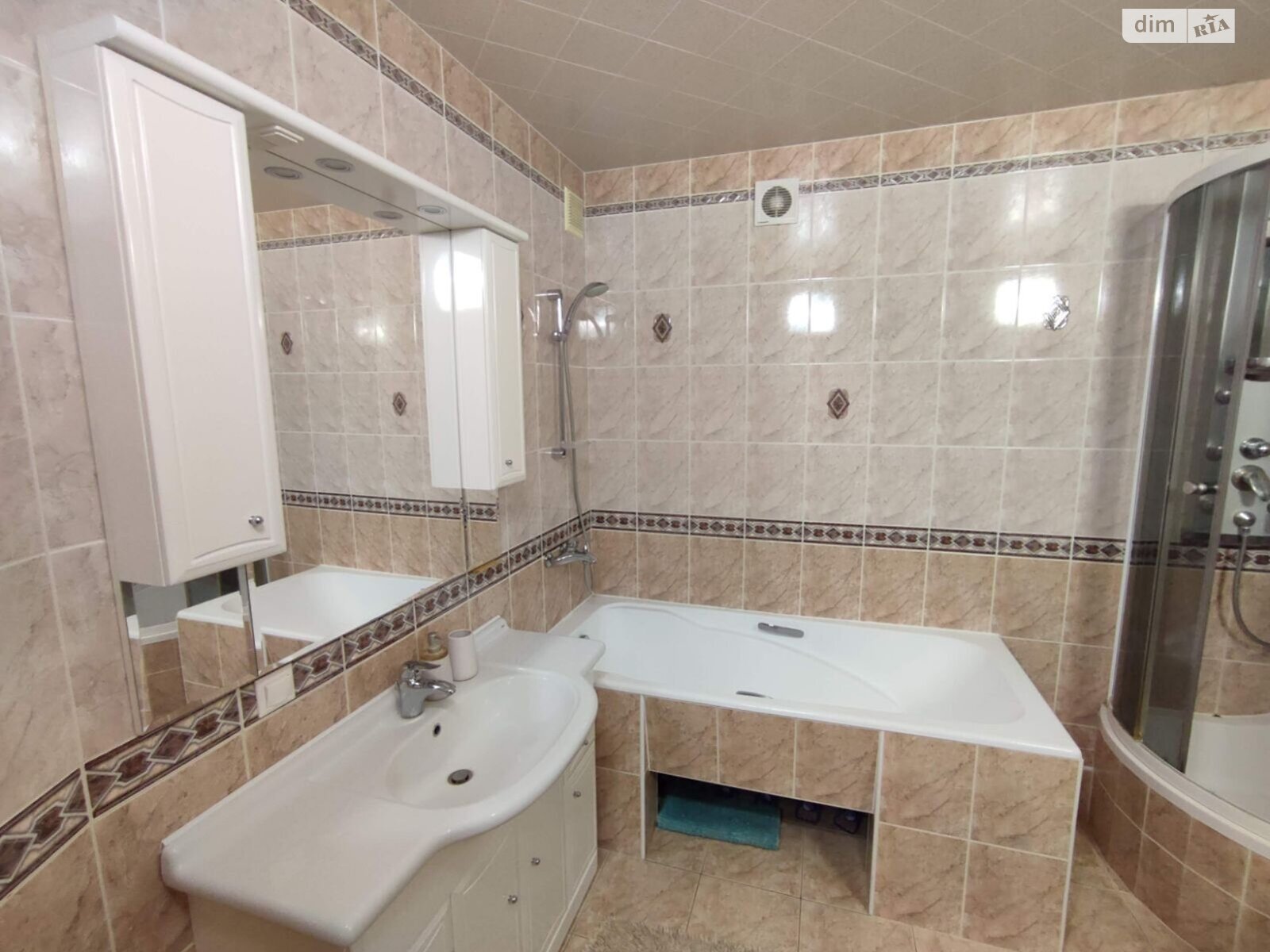 трехкомнатная квартира в Хмельницком, район Заречье, на ул. Степана Бандеры в аренду на долгий срок помесячно фото 1 трехкомнатная квартира в Хмельницком, район Заречье, на ул. Степана Бандеры в аренду на долгий срок помесячно фото 1