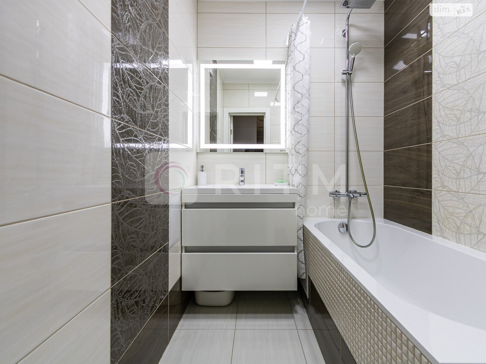 трехкомнатная квартира в Ивано-Франковске, на ул. Довженко А. 31 в аренду на долгий срок помесячно фото 1 трехкомнатная квартира в Ивано-Франковске, на ул. Довженко А. 31 в аренду на долгий срок помесячно фото 1