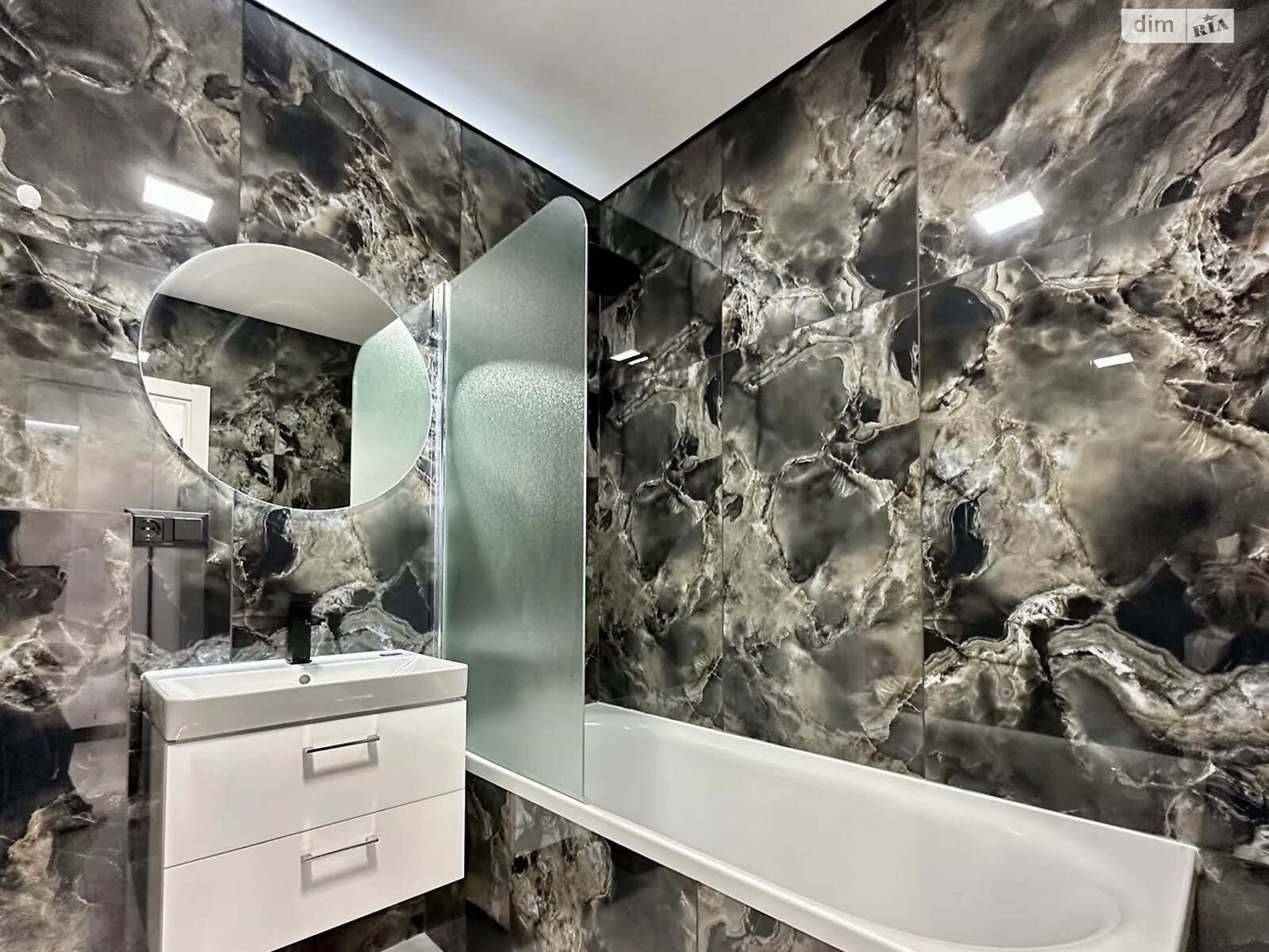 однокомнатная квартира в Ивано-Франковске, район Княгинин, на ул. Юліана Пелеша 3 корпус 6 в аренду на долгий срок помесячно фото 1 однокомнатная квартира в Ивано-Франковске, район Княгинин, на ул. Юліана Пелеша 3 корпус 6 в аренду на долгий срок помесячно фото 1