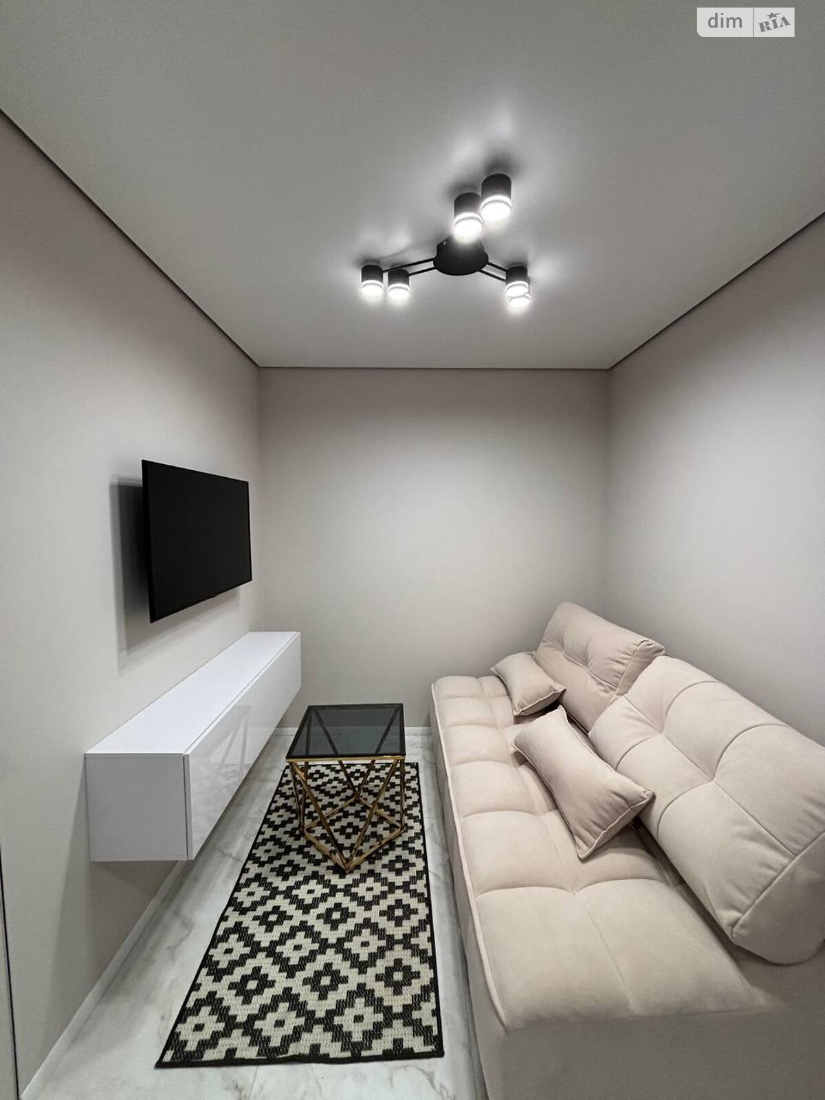 однокомнатная квартира в Ивано-Франковске, район Княгинин, на ул. Юліана Пелеша 3 корпус 6 в аренду на долгий срок помесячно фото 1 однокомнатная квартира в Ивано-Франковске, район Княгинин, на ул. Юліана Пелеша 3 корпус 6 в аренду на долгий срок помесячно фото 1