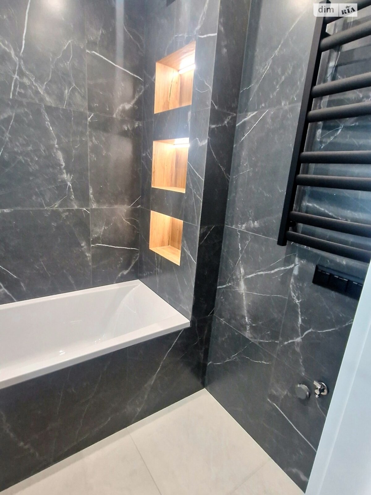 трехкомнатная квартира в Ивано-Франковске, район Пасечная, на ул. Галицкая в аренду на долгий срок помесячно фото 1