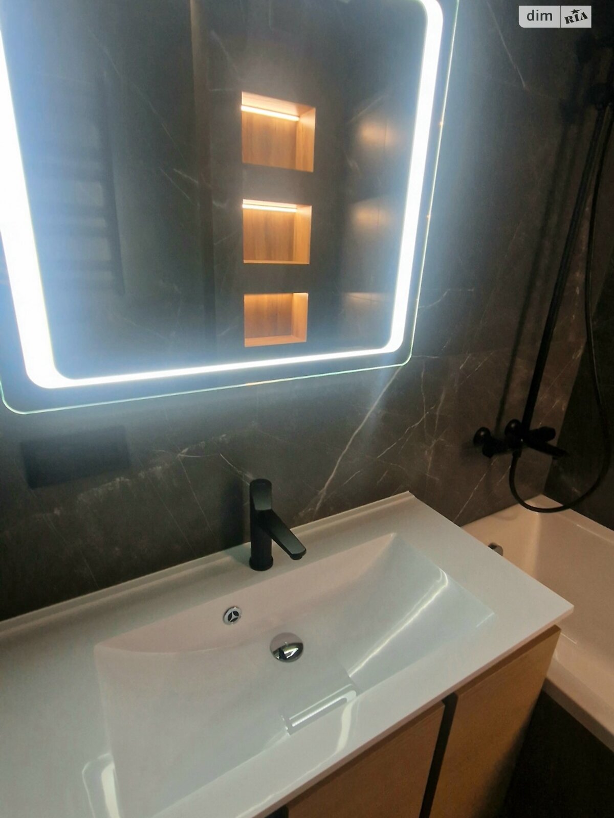 трехкомнатная квартира в Ивано-Франковске, район Пасечная, на ул. Галицкая в аренду на долгий срок помесячно фото 1