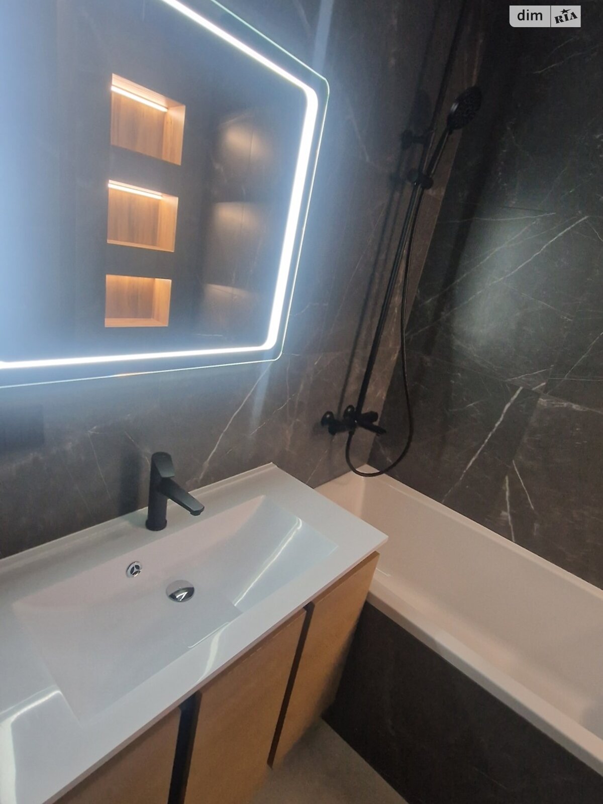 трехкомнатная квартира в Ивано-Франковске, район Пасечная, на ул. Галицкая в аренду на долгий срок помесячно фото 1