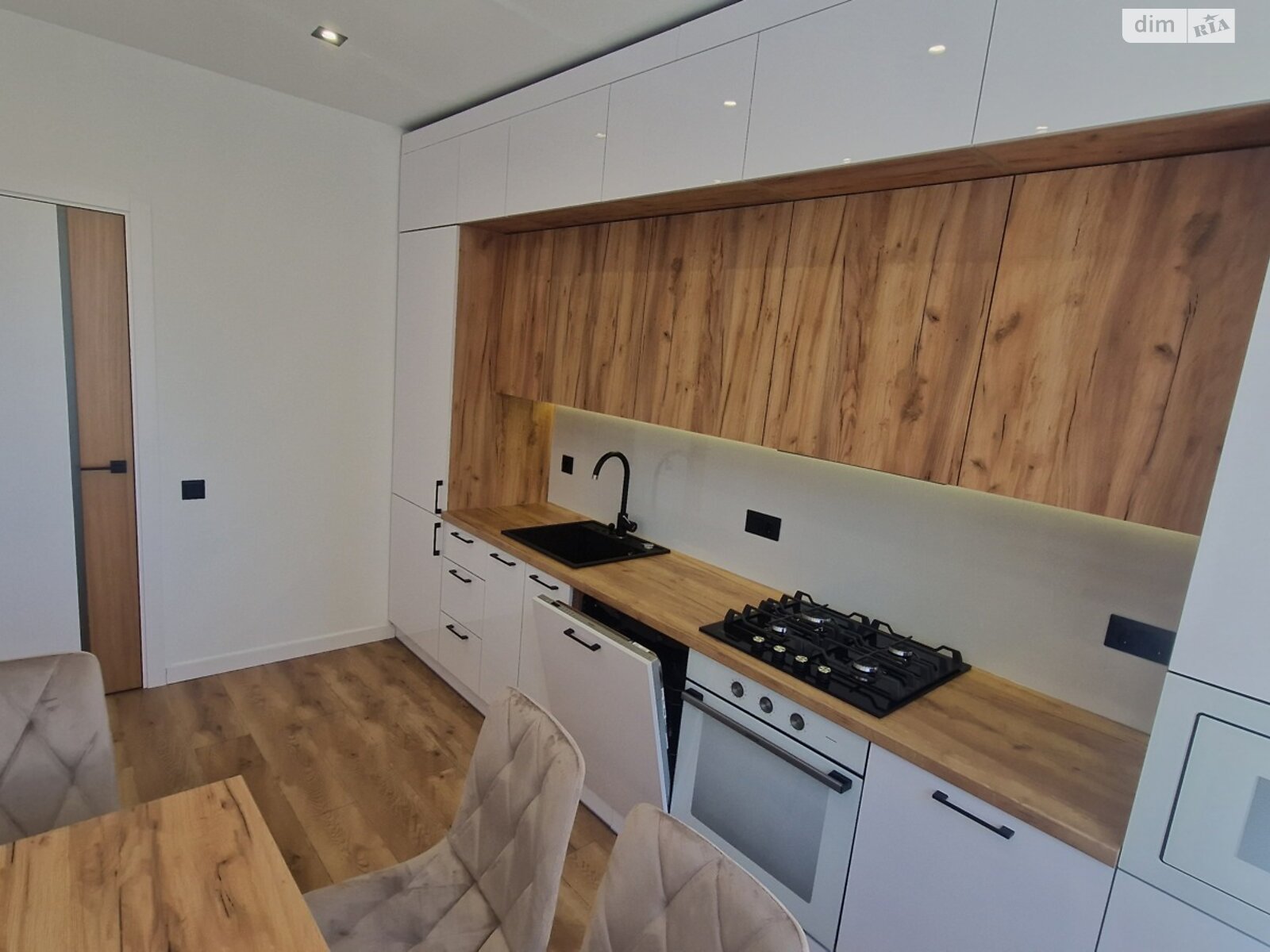 трехкомнатная квартира в Ивано-Франковске, район Пасечная, на ул. Галицкая в аренду на долгий срок помесячно фото 1