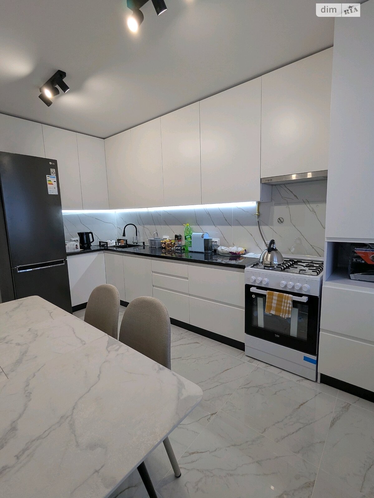 трехкомнатная квартира в Ивано-Франковске, район Пасечная, на ул. Романа Вирастюка 7 в аренду на долгий срок помесячно фото 1 трехкомнатная квартира в Ивано-Франковске, район Пасечная, на ул. Романа Вирастюка 7 в аренду на долгий срок помесячно фото 1