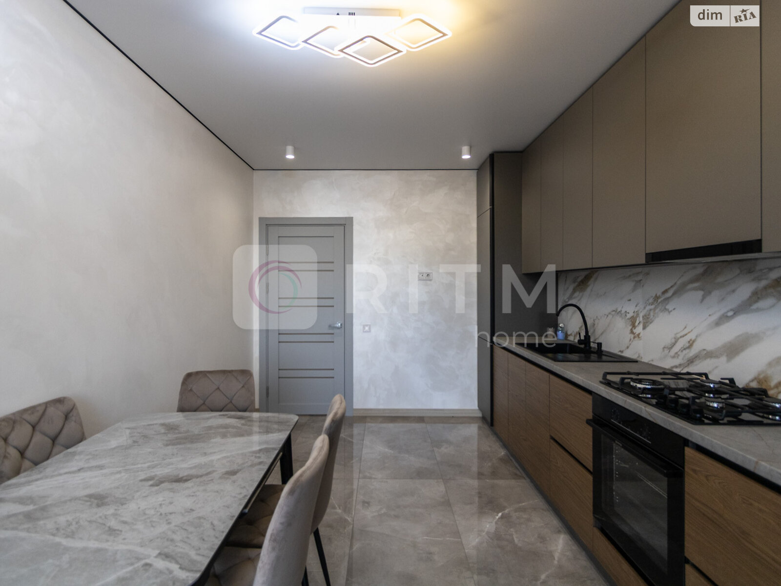 двухкомнатная квартира с мебелью в Ивано-Франковске, район Позитрон, на ул. Ивасюка в аренду на долгий срок помесячно фото 1