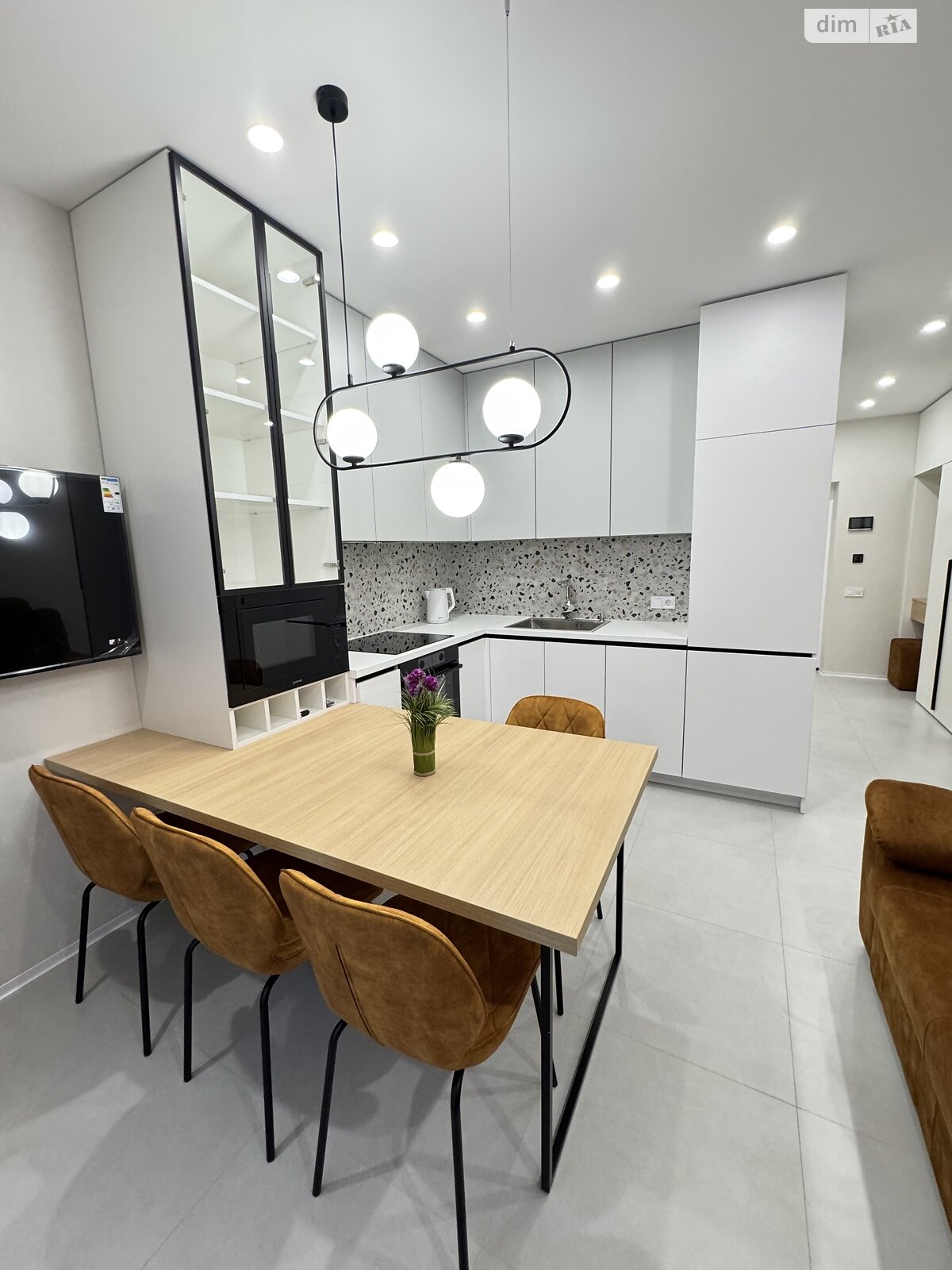 однокомнатная квартира в Ивано-Франковске, район Центр, на ул. Коновальца Евгения в аренду на долгий срок помесячно фото 1