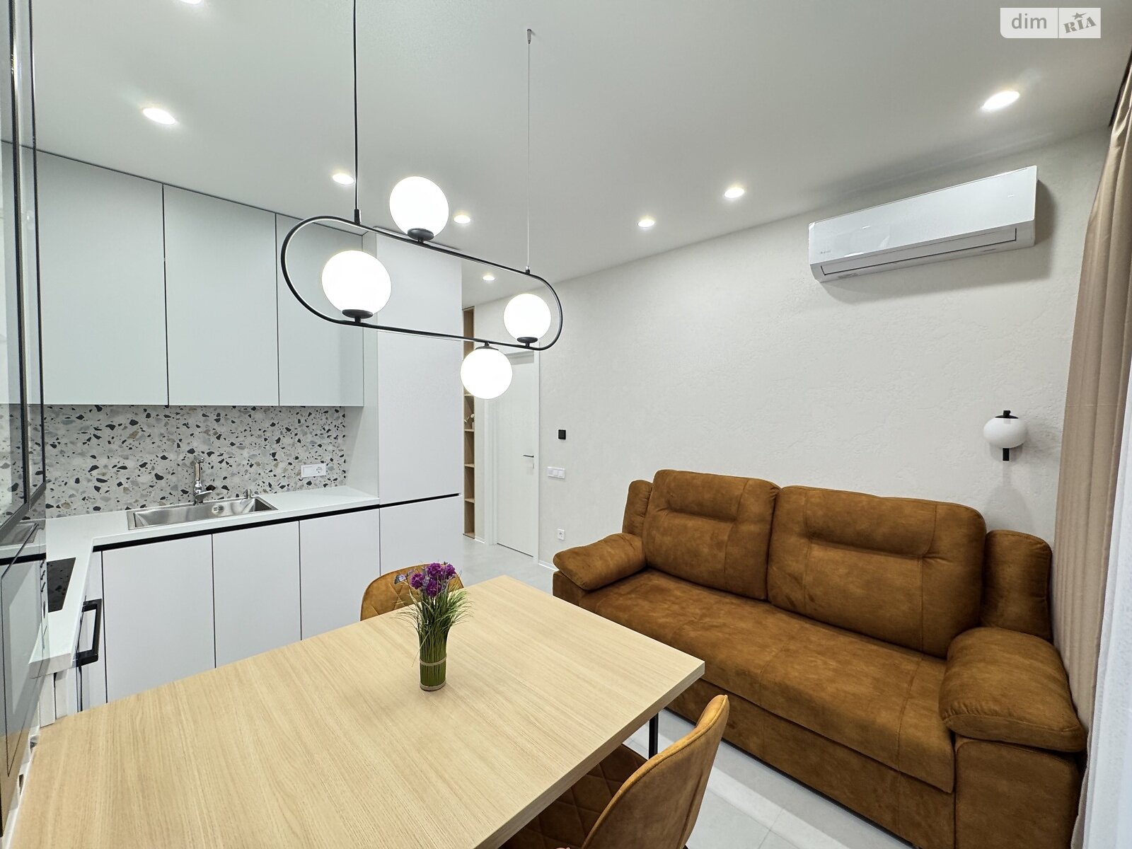 однокомнатная квартира в Ивано-Франковске, район Центр, на ул. Коновальца Евгения в аренду на долгий срок помесячно фото 1