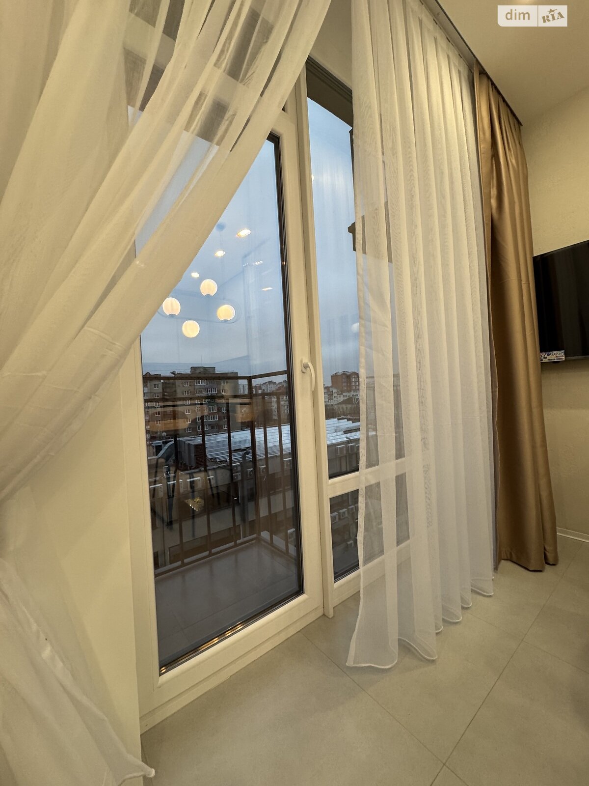 однокомнатная квартира в Ивано-Франковске, район Центр, на ул. Коновальца Евгения в аренду на долгий срок помесячно фото 1