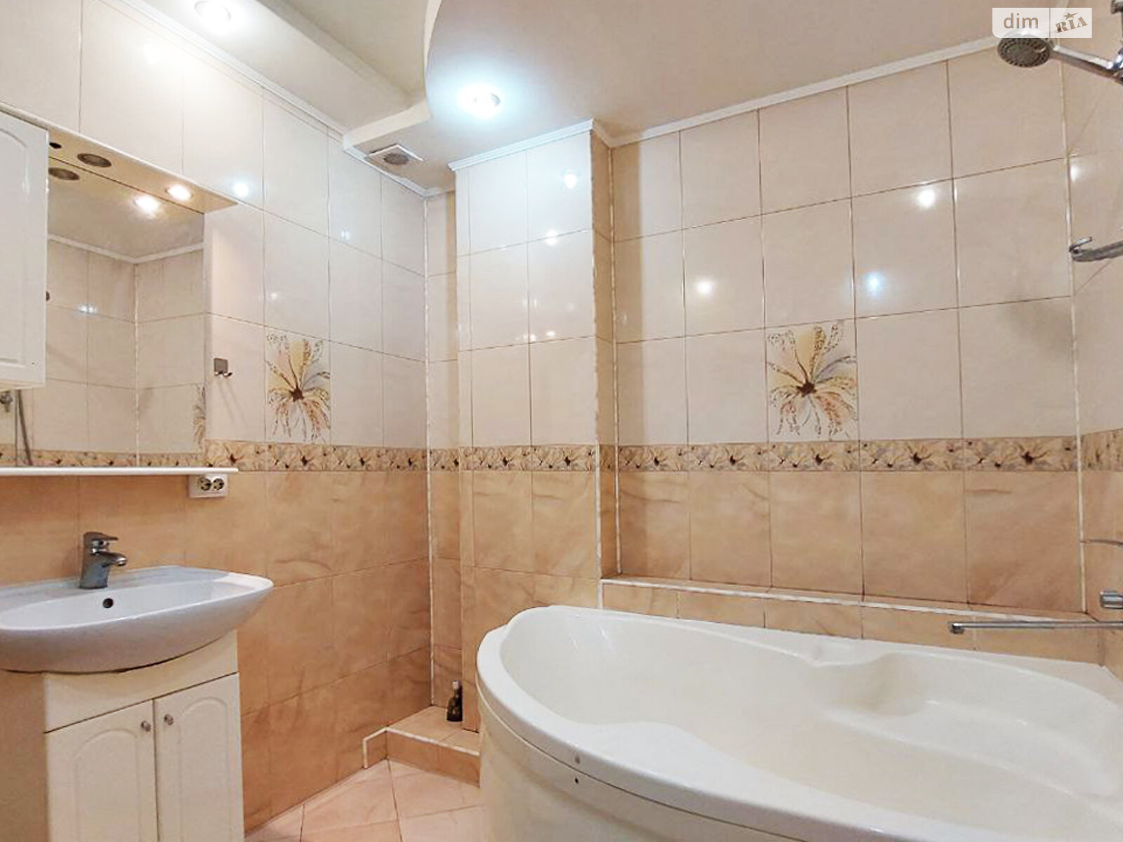 трикімнатна квартира в Івано-Франківську, район Центр, на вул. Незалежності (Горького) 83 в довготривалу оренду помісячно фото 1 трикімнатна квартира в Івано-Франківську, район Центр, на вул. Незалежності (Горького) 83 в довготривалу оренду помісячно фото 1