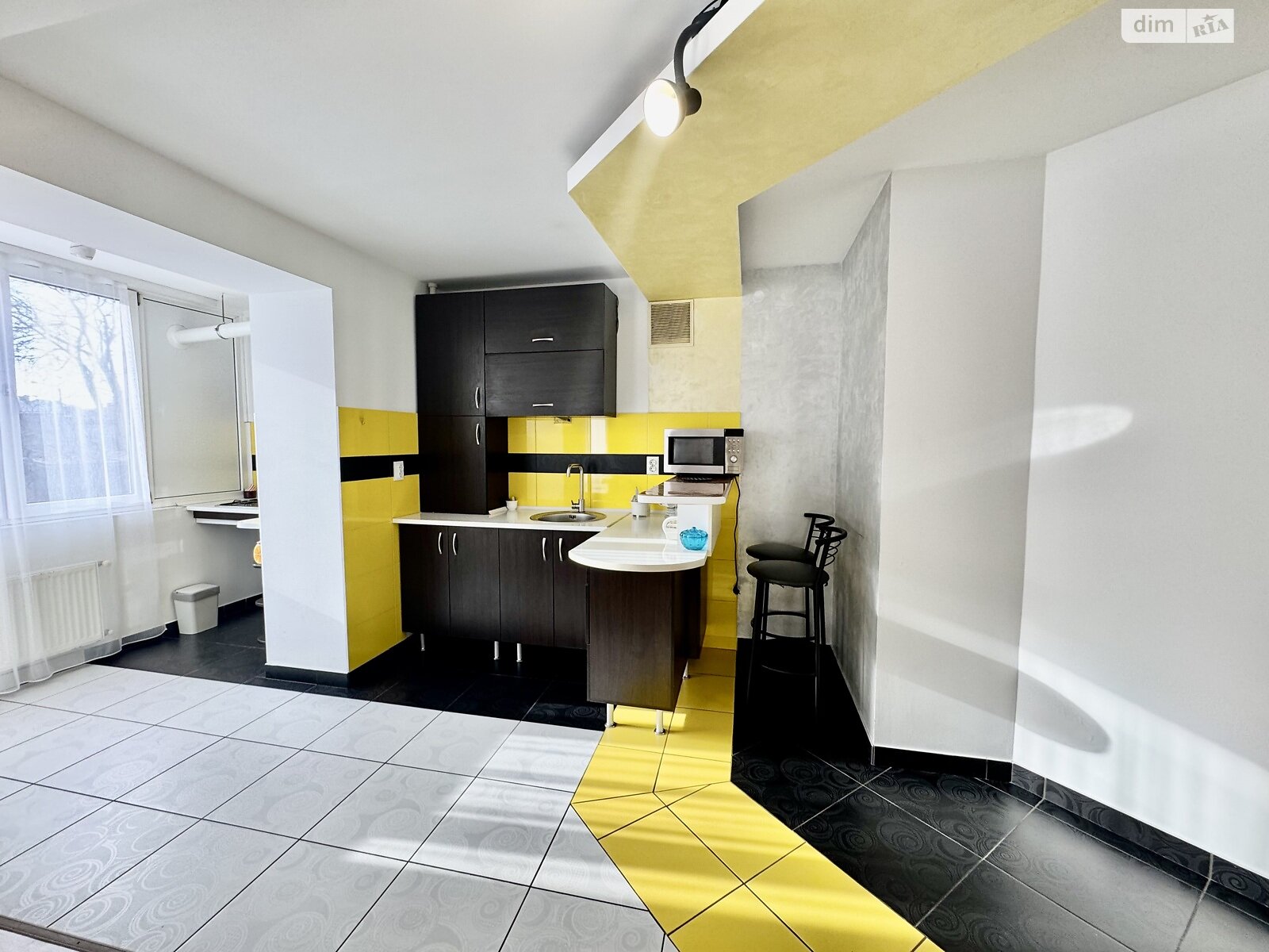 однокомнатная квартира в Ивано-Франковске, район Центр, на ул. Шухевичив в аренду на долгий срок помесячно фото 1