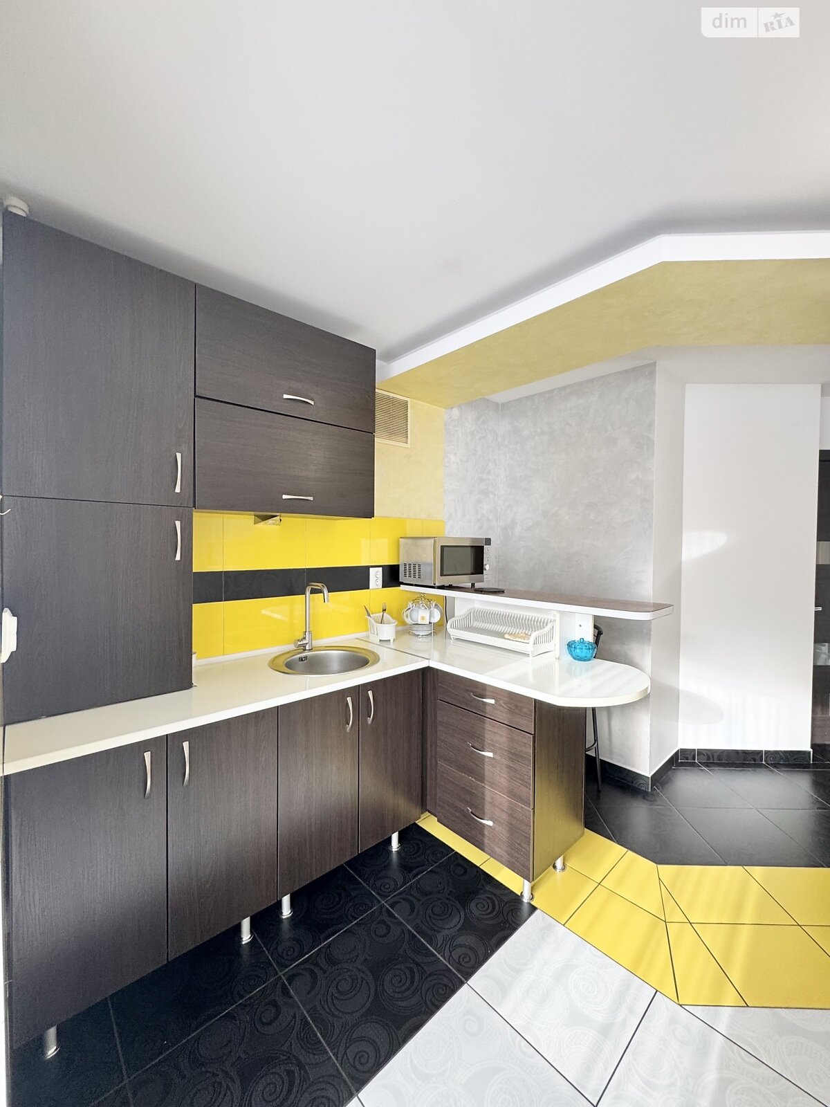 однокомнатная квартира в Ивано-Франковске, район Центр, на ул. Шухевичив в аренду на долгий срок помесячно фото 1