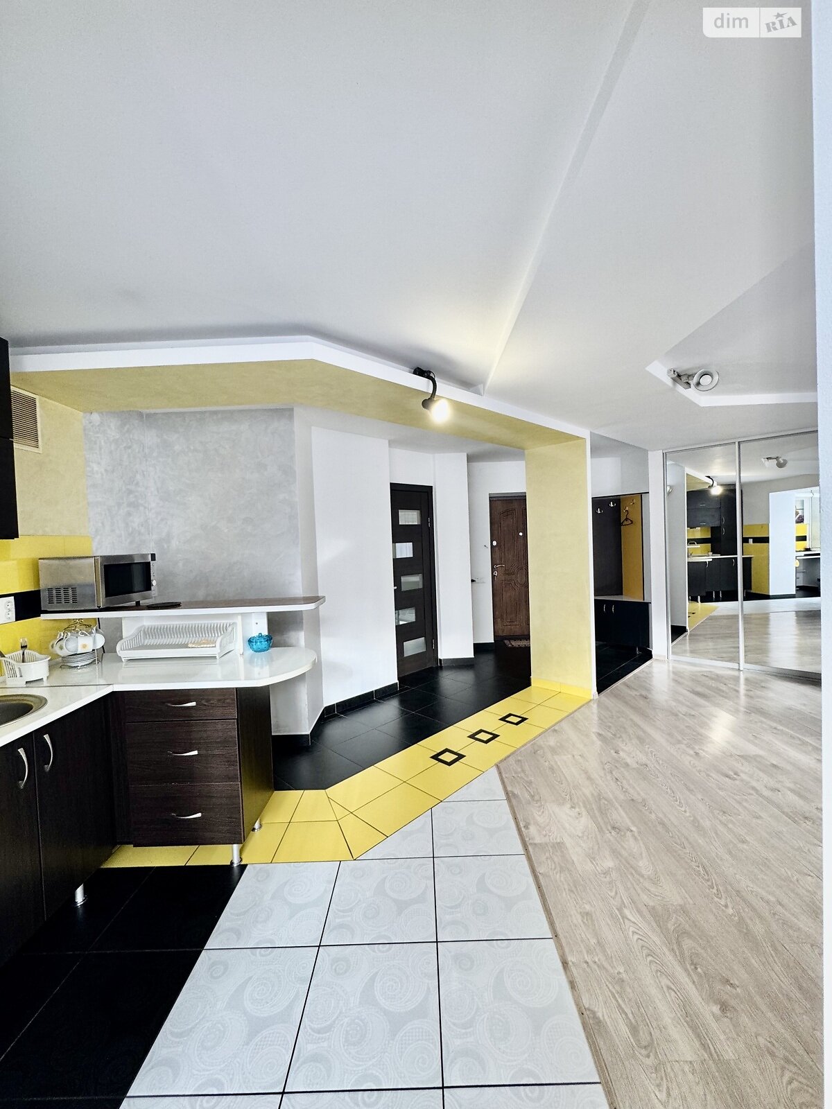 однокомнатная квартира в Ивано-Франковске, район Центр, на ул. Шухевичив в аренду на долгий срок помесячно фото 1