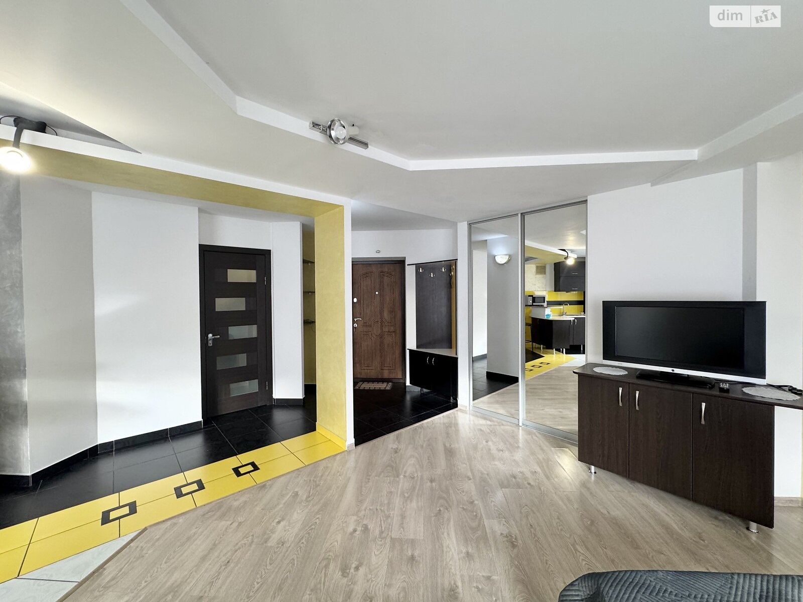 однокомнатная квартира в Ивано-Франковске, район Центр, на ул. Шухевичив в аренду на долгий срок помесячно фото 1