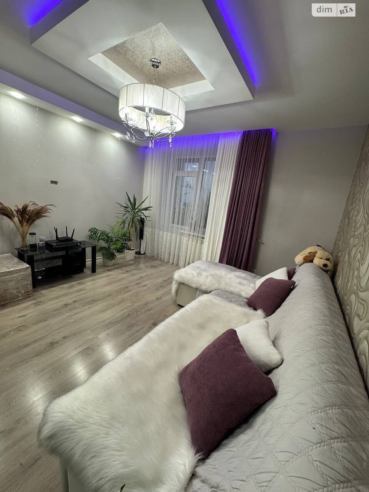 трехкомнатная квартира в Ивано-Франковске, район Центр, на ул. Стрельцов Сечевых 76Б в аренду на долгий срок помесячно фото 1