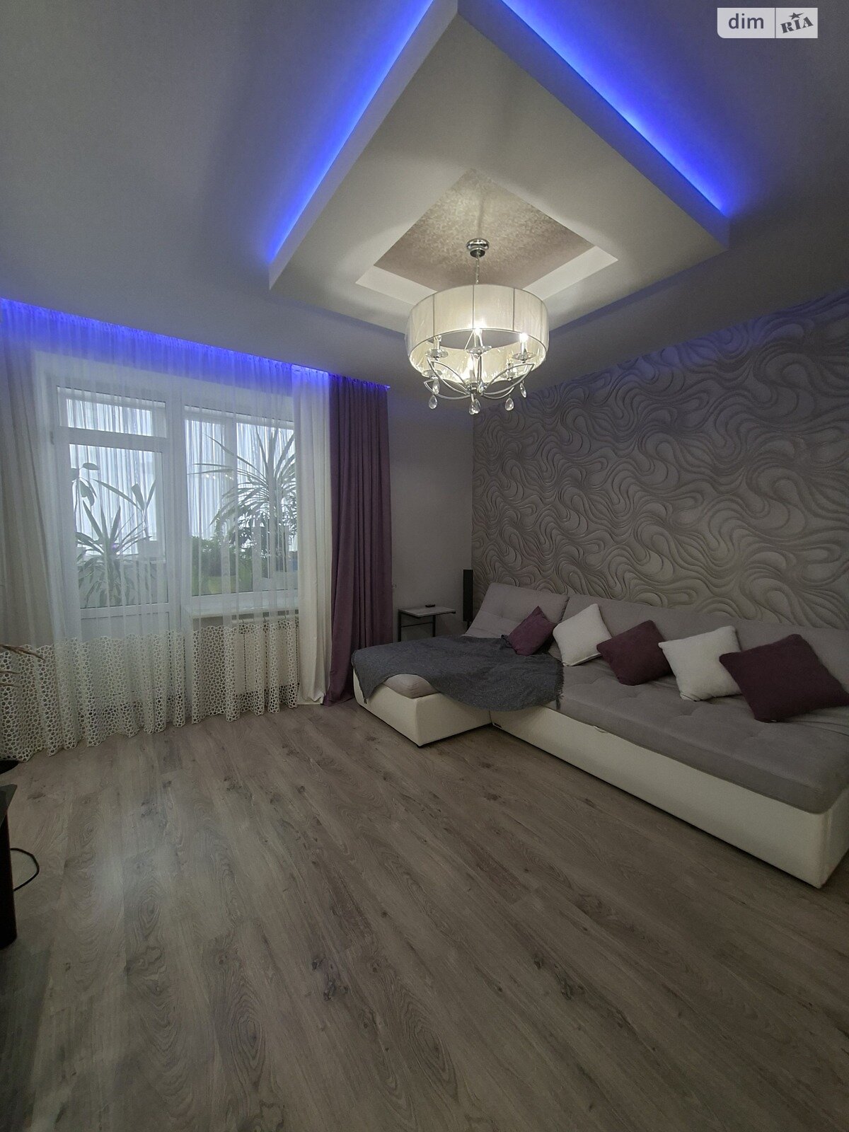 трехкомнатная квартира в Ивано-Франковске, район Центр, на ул. Стрельцов Сечевых 76Б в аренду на долгий срок помесячно фото 1