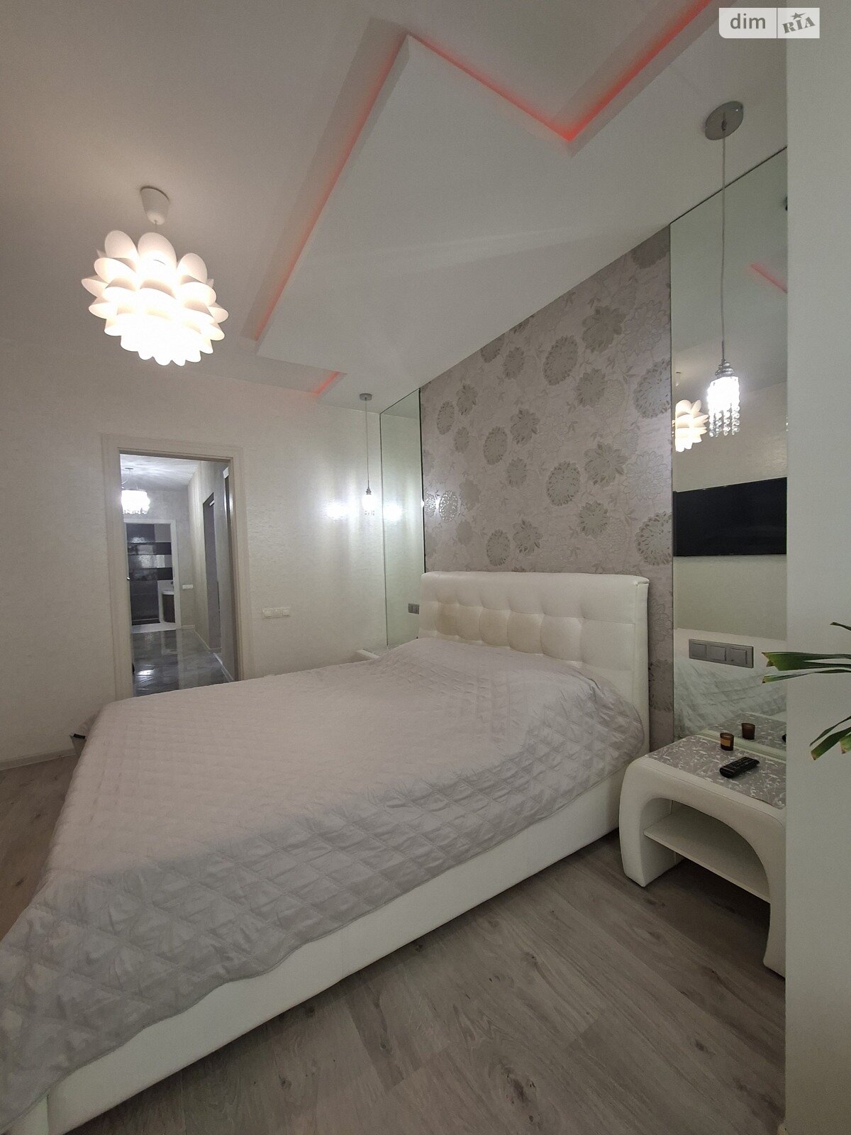 трехкомнатная квартира в Ивано-Франковске, район Центр, на ул. Стрельцов Сечевых 76Б в аренду на долгий срок помесячно фото 1